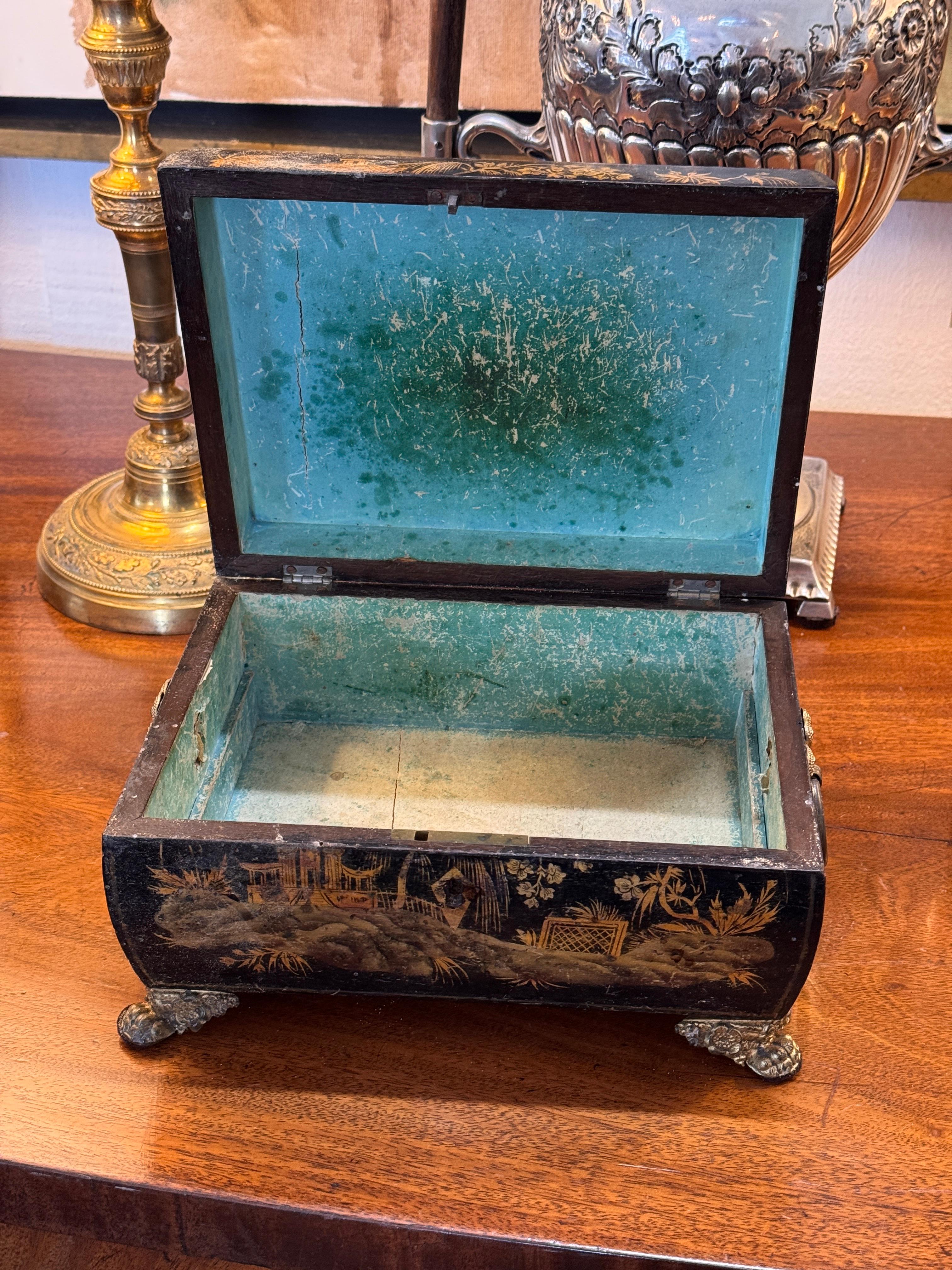 XIX secolo 19th Century Regency Chinoiserie Box With Painted Scenes in vendita