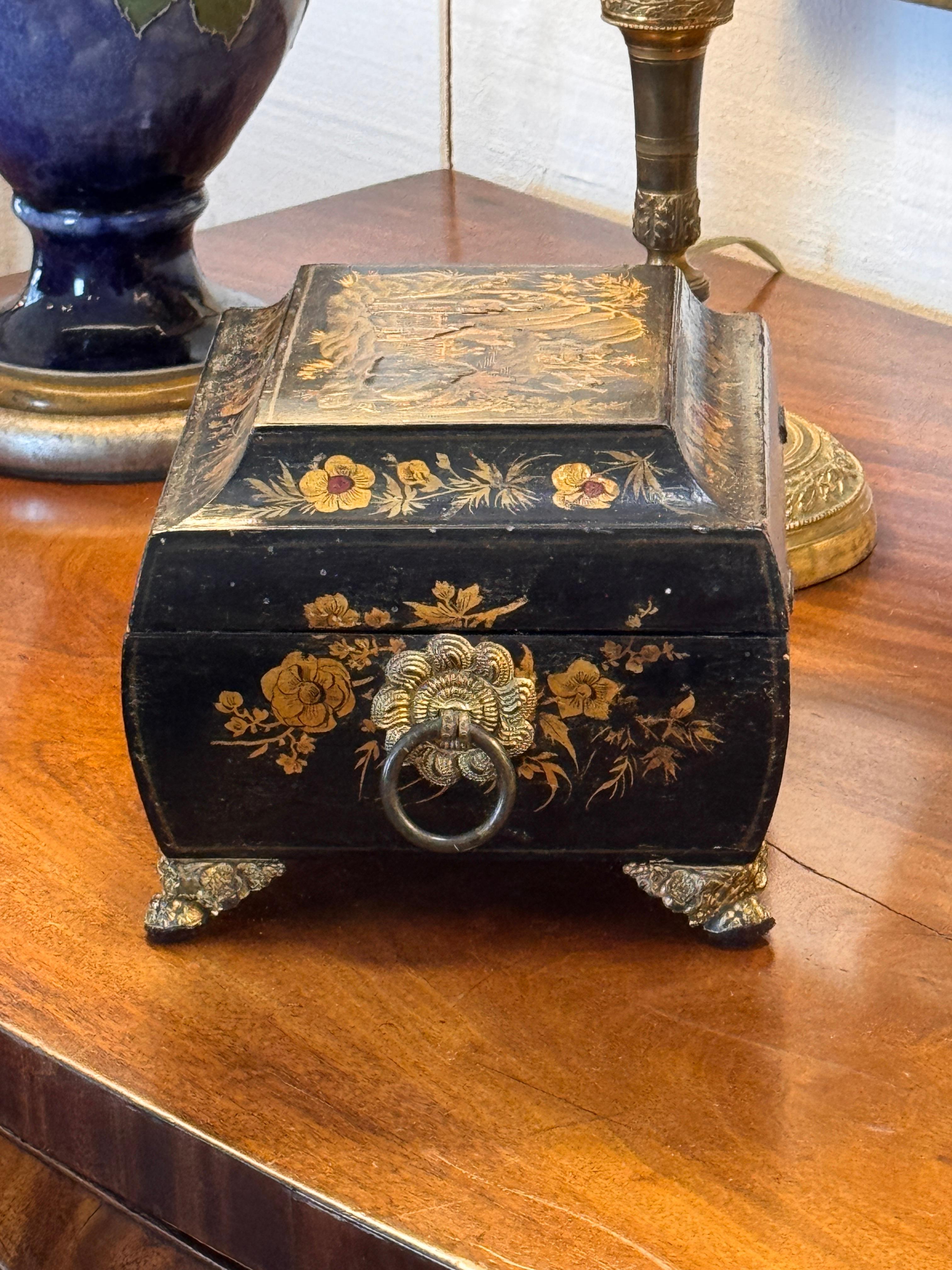 Legno 19th Century Regency Chinoiserie Box With Painted Scenes in vendita
