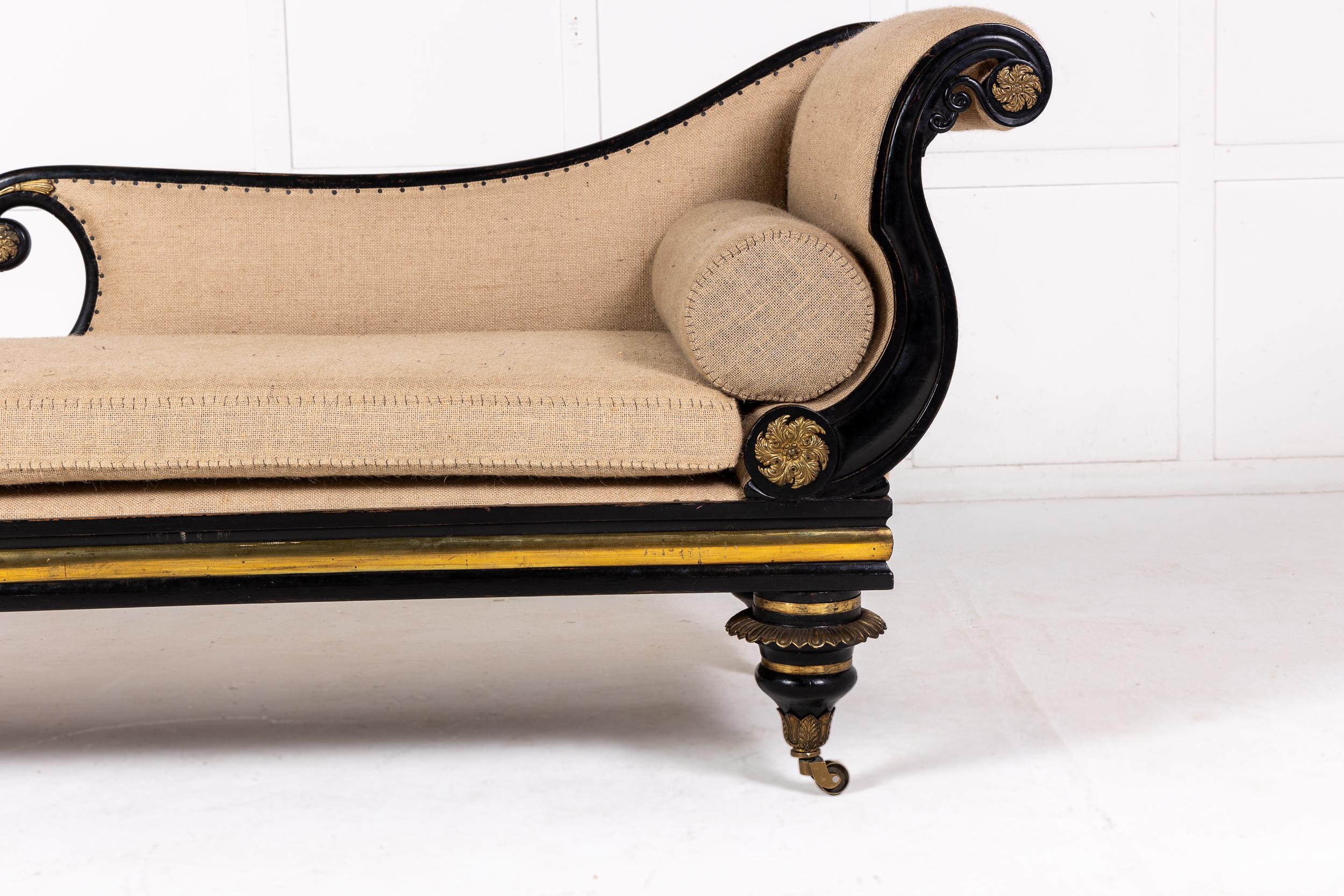 Eine sehr beeindruckende Chaiselongue oder Liege aus Ebenholz aus der Regency-Zeit mit vergoldeten Messingbeschlägen.

Diese Chaiselongue wurde im Stil der hohen Regentschaft und der damaligen Zeit entworfen und zeichnet sich durch schöne fließende