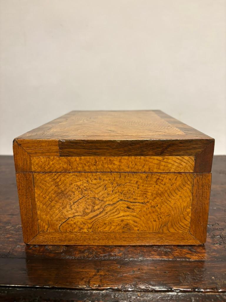 Scatola Regency del XIX secolo in legno di olmo e palissandro in vendita 4