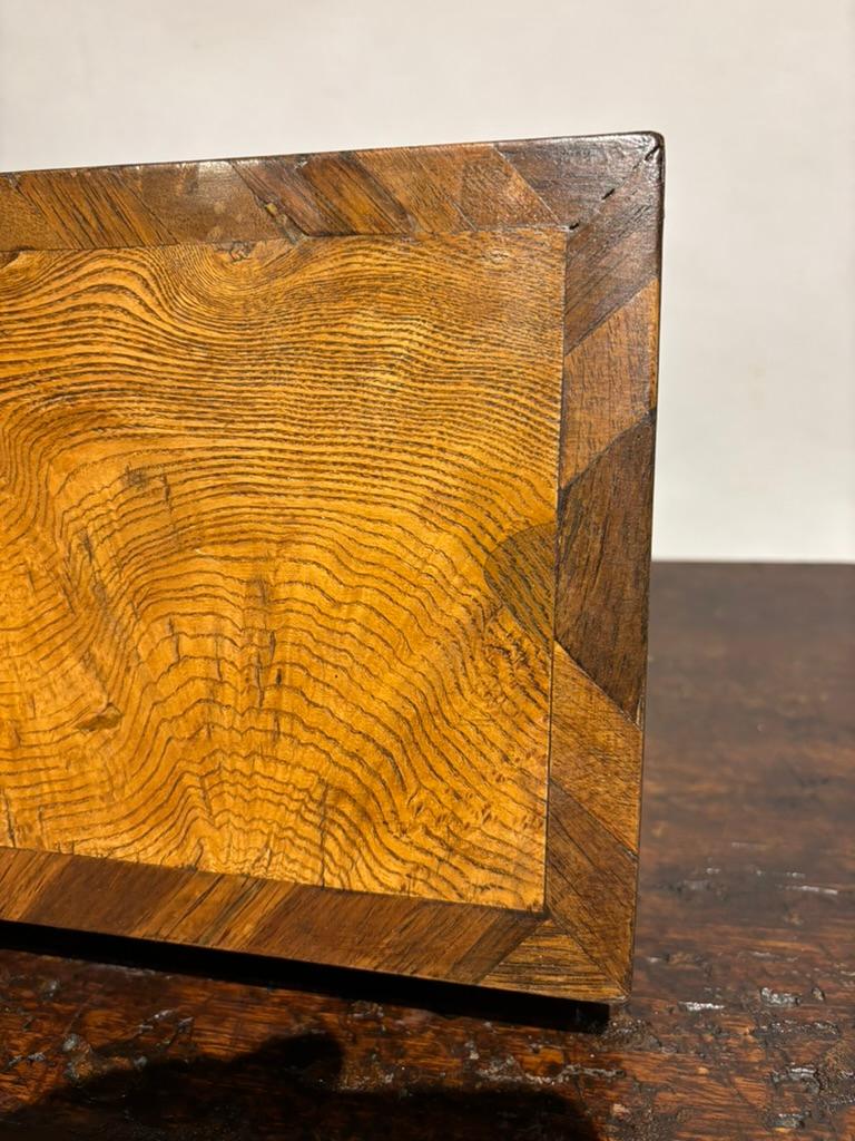 Scatola Regency del XIX secolo in legno di olmo e palissandro in vendita 7