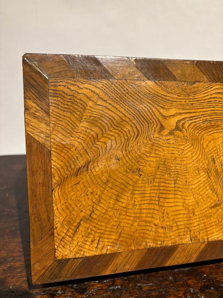 Scatola Regency del XIX secolo in legno di olmo e palissandro in vendita 8