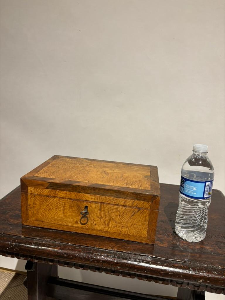 Scatola Regency del XIX secolo in legno di olmo e palissandro in vendita 13