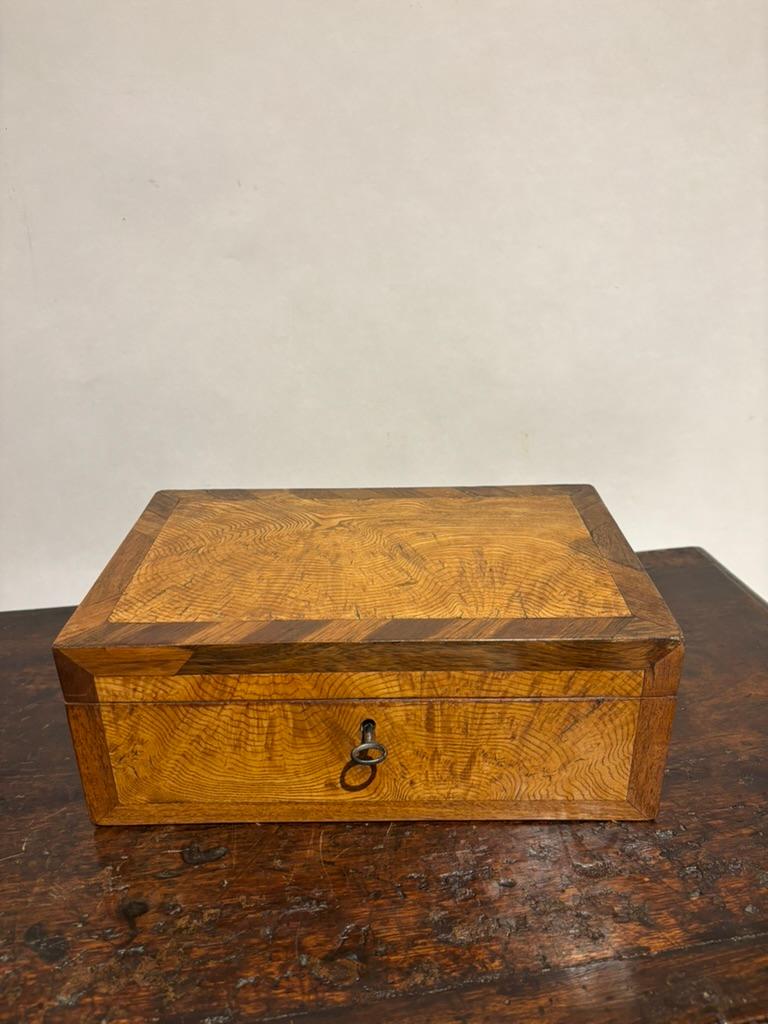 Scatola Regency del XIX secolo in legno di olmo e palissandro in vendita 14
