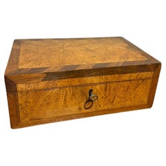Caja De Madera De Olmo Y Palo De Rosa De La Regencia Del Siglo XIX
