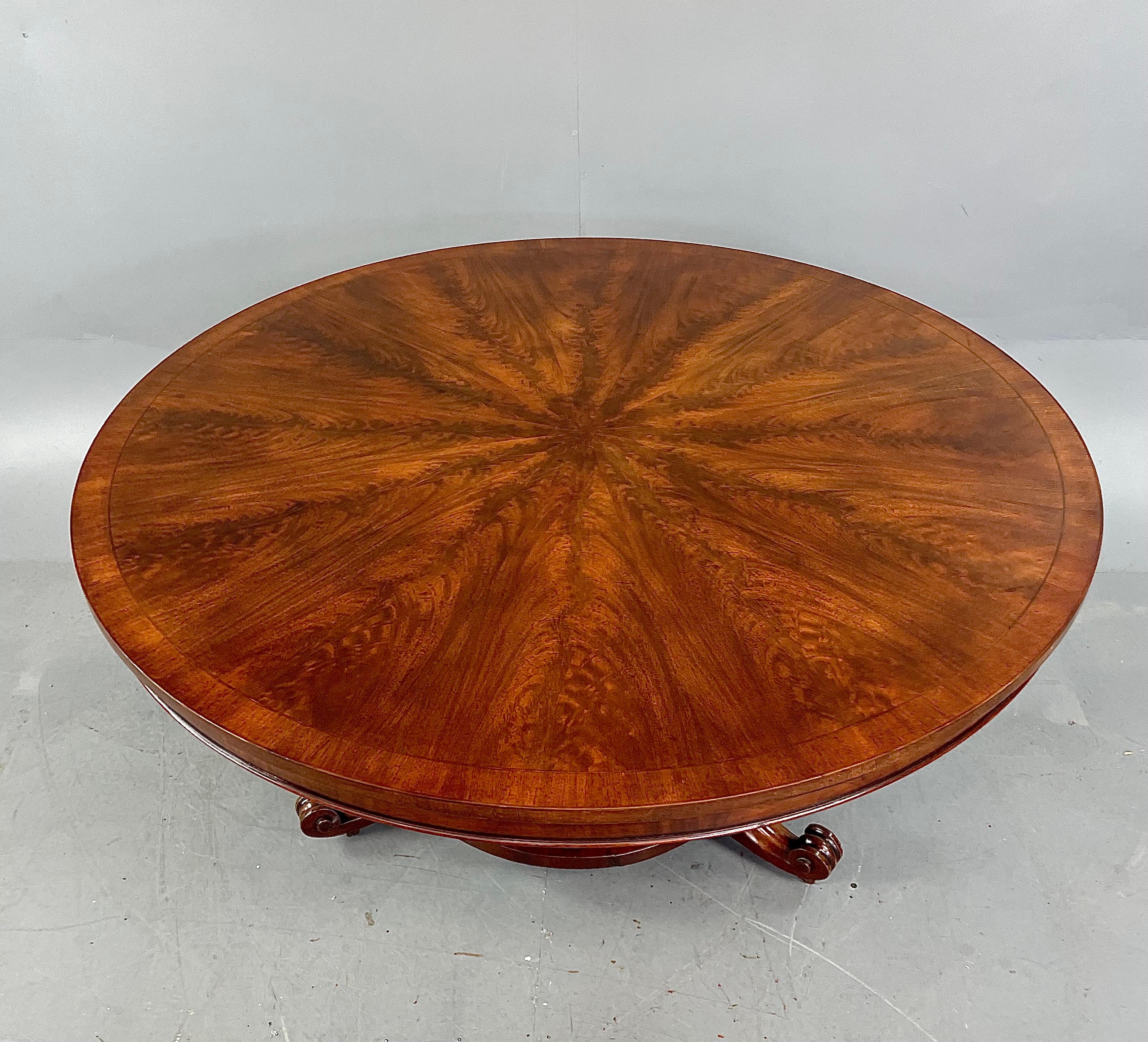 19th century Regency flame mahogany Dining /center table In Good Condition In Chelmsford, GB
