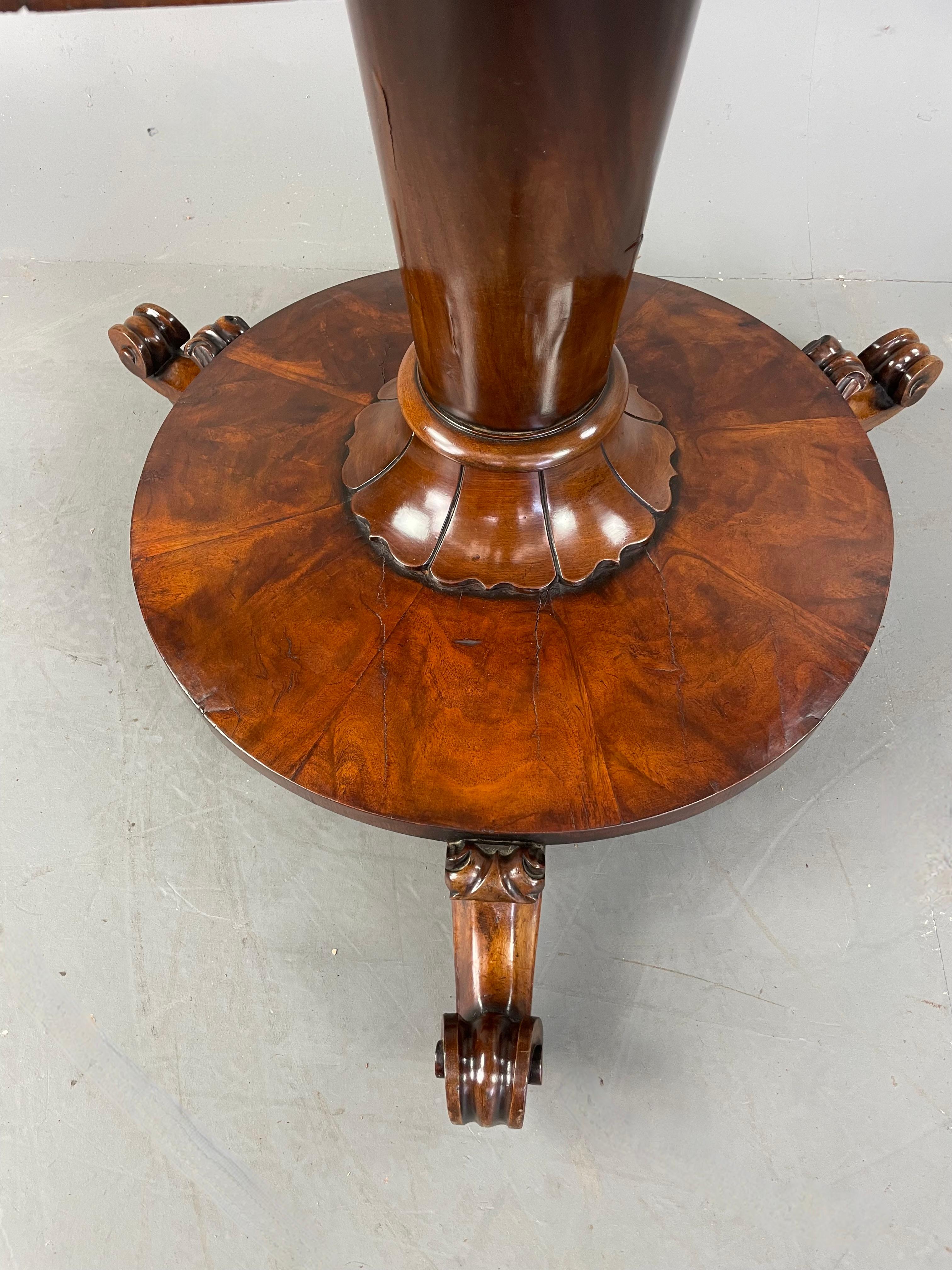 Early 19th Century 19th century Regency flame mahogany Dining /center table