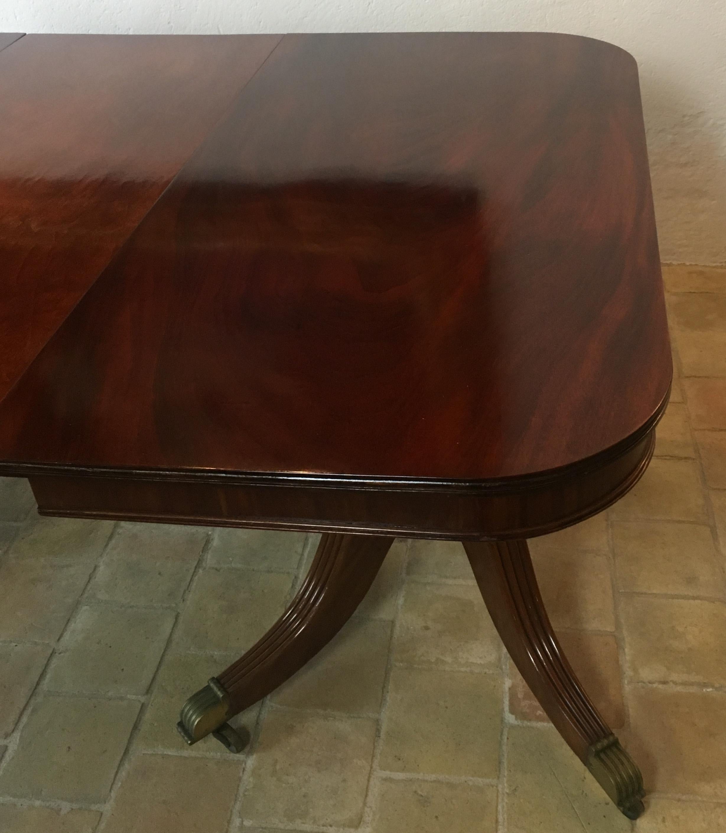 English 19th Century Regency Mahogany Twin Pedestal Extending Dining Table In Good Condition In Miami, FL