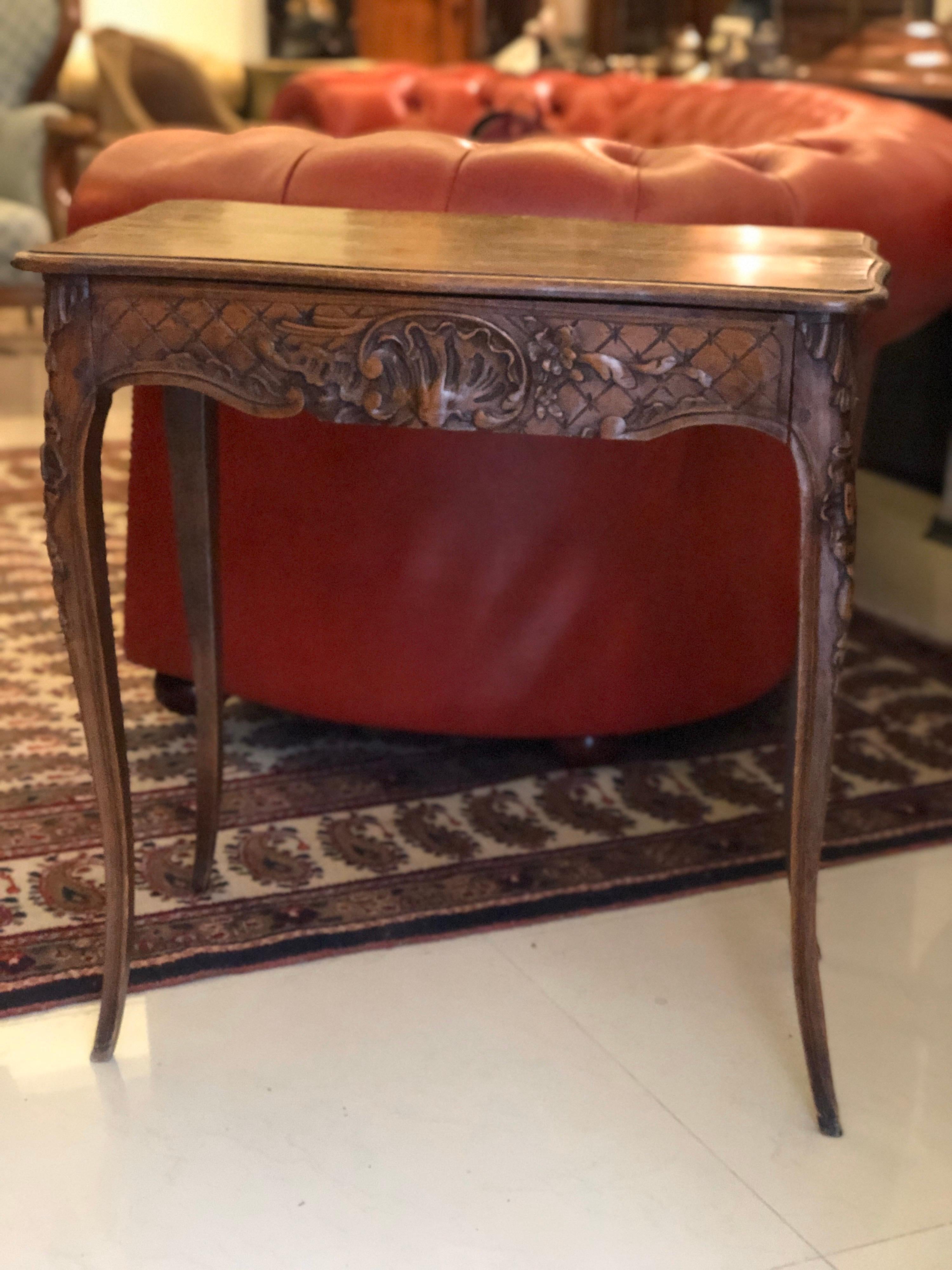 French hand carved walnut side table with elegant decoration and a large front drawer raised on carved legs.
Regency style,
circa 1860.
