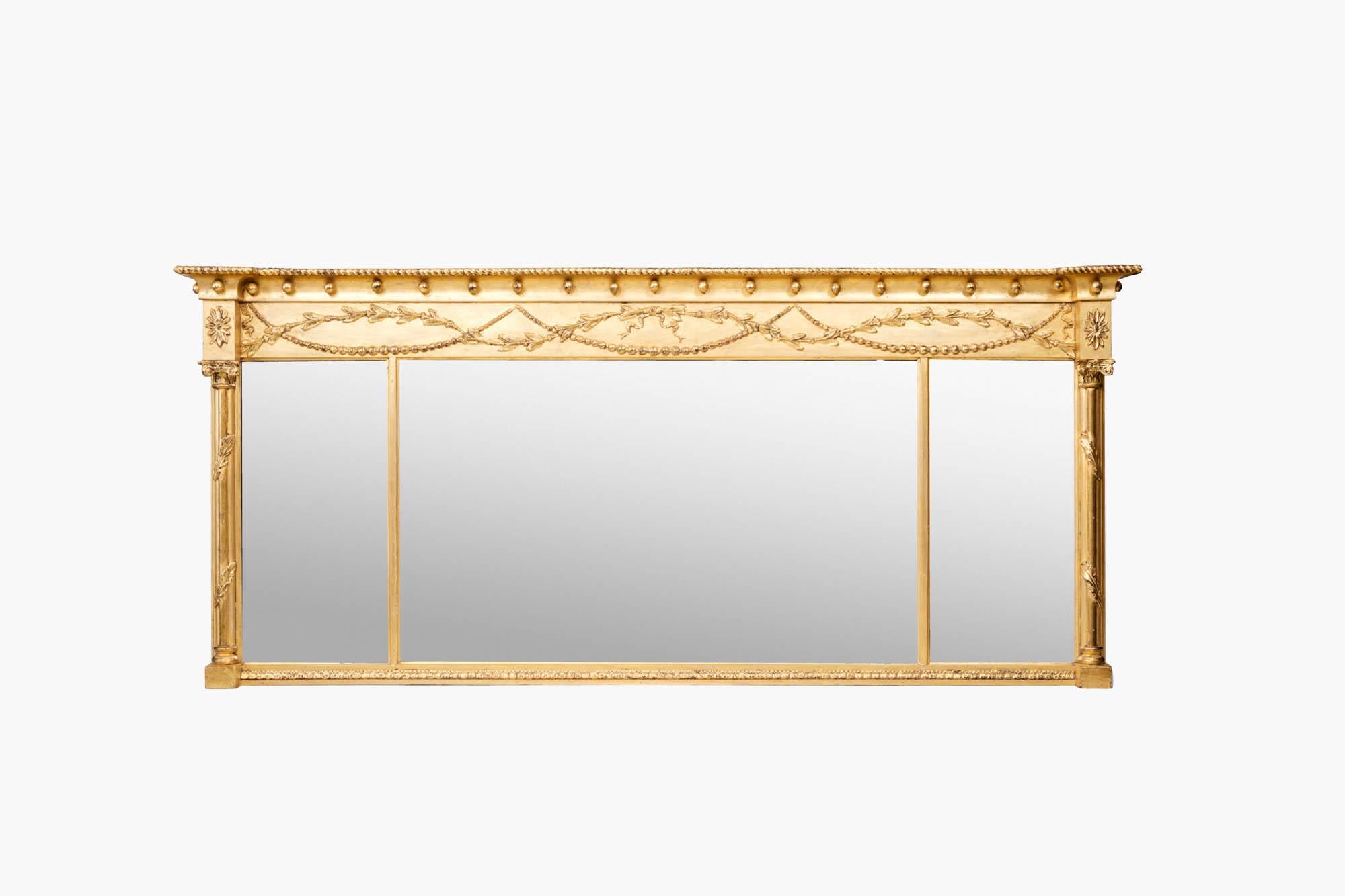 Regency-Spiegel aus dem 19. Jahrhundert mit vergoldeten Fächern. Dieses Stück hat eine rechteckige Form und wird auf beiden Seiten von Säulen im klassischen Stil flankiert, deren Kapitelle mit Schnitzereien verziert sind. Beide Säulen sind mit einer