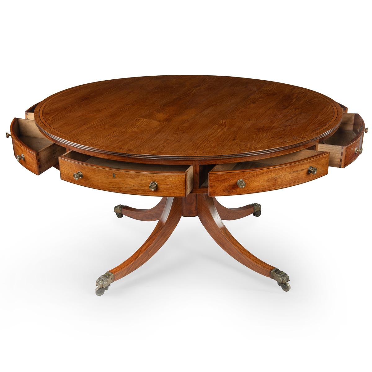 Gran y rara mesa de tambor giratorio Huanghali del siglo XIX de la Regencia o mesa de alquiler. 

Esta mesa de tambor de la época de la regencia, de gran calidad, tiene ocho cajones forrados de alcanfor en el friso, dos de los cuales tienen