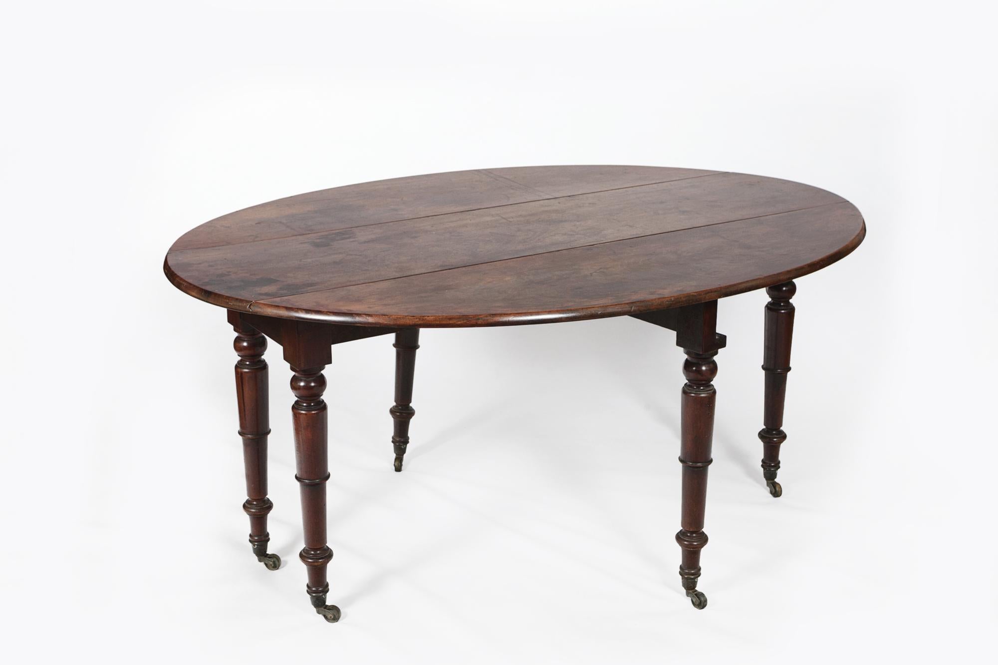 Regency Table de chasse de style Régence du 19ème siècle avec pieds tournés sur roulettes en vente