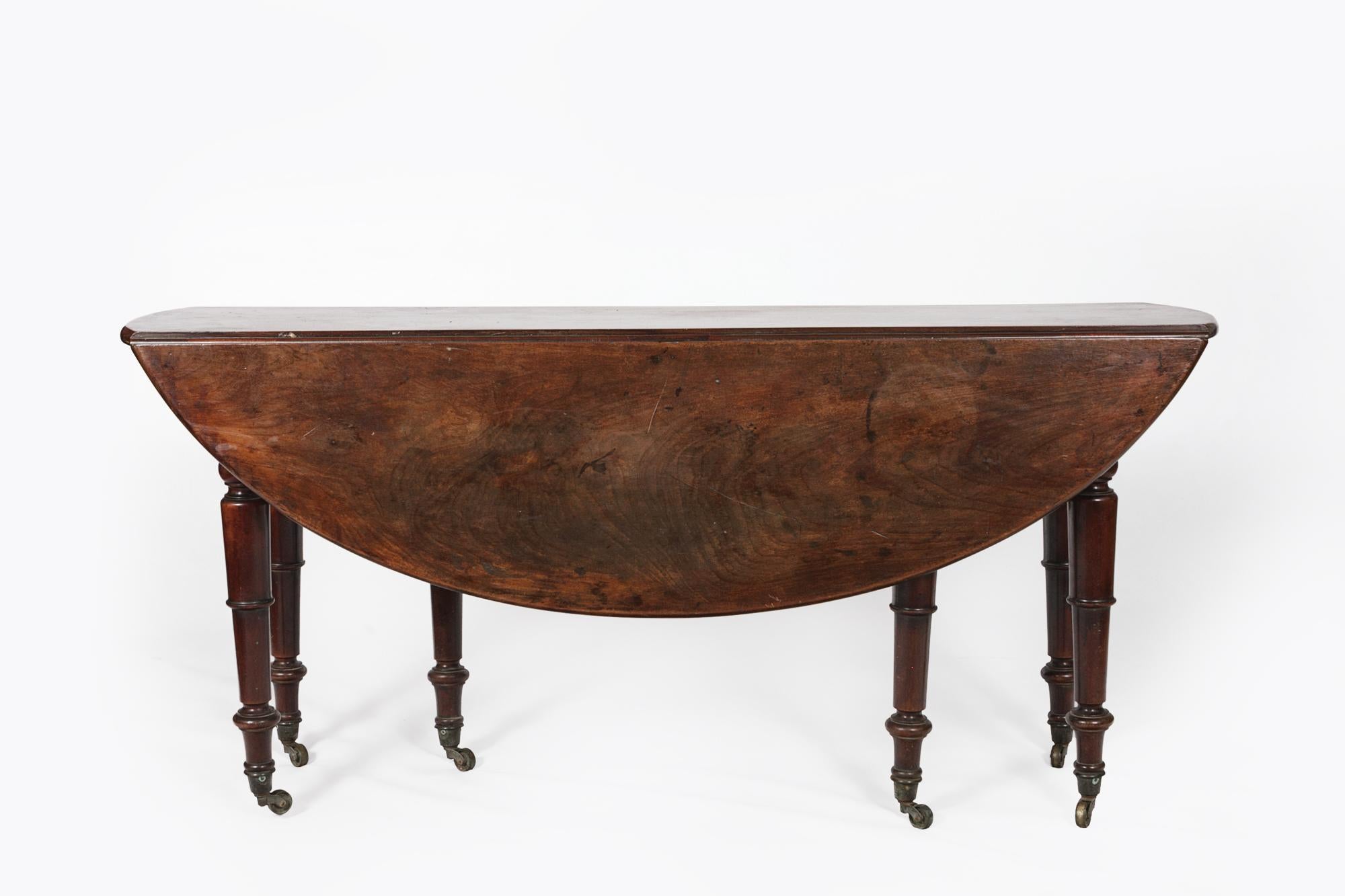 irlandais Table de chasse de style Régence du 19ème siècle avec pieds tournés sur roulettes en vente