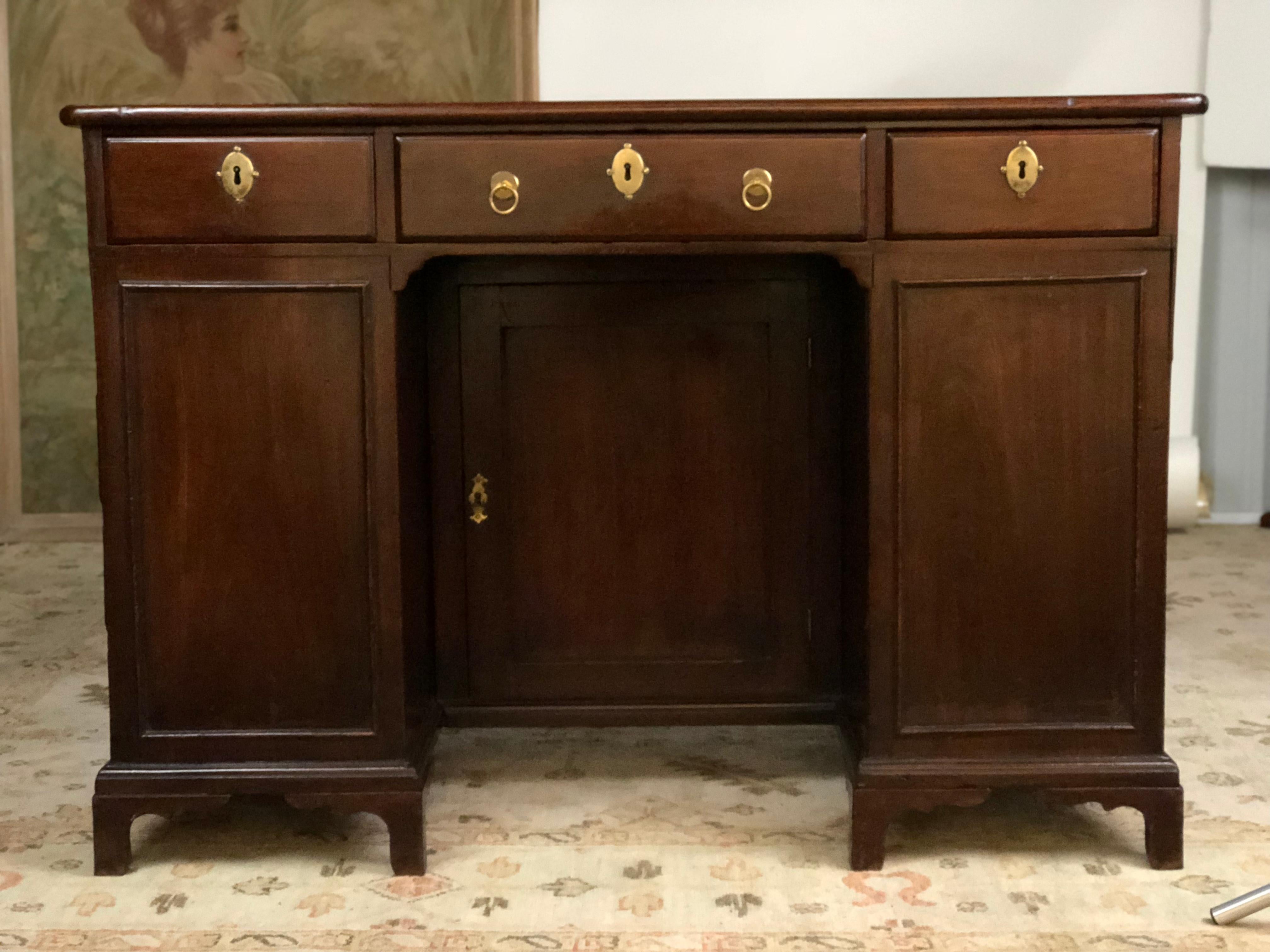 19th Century Regency Kneehole Desk of Mahogany 1