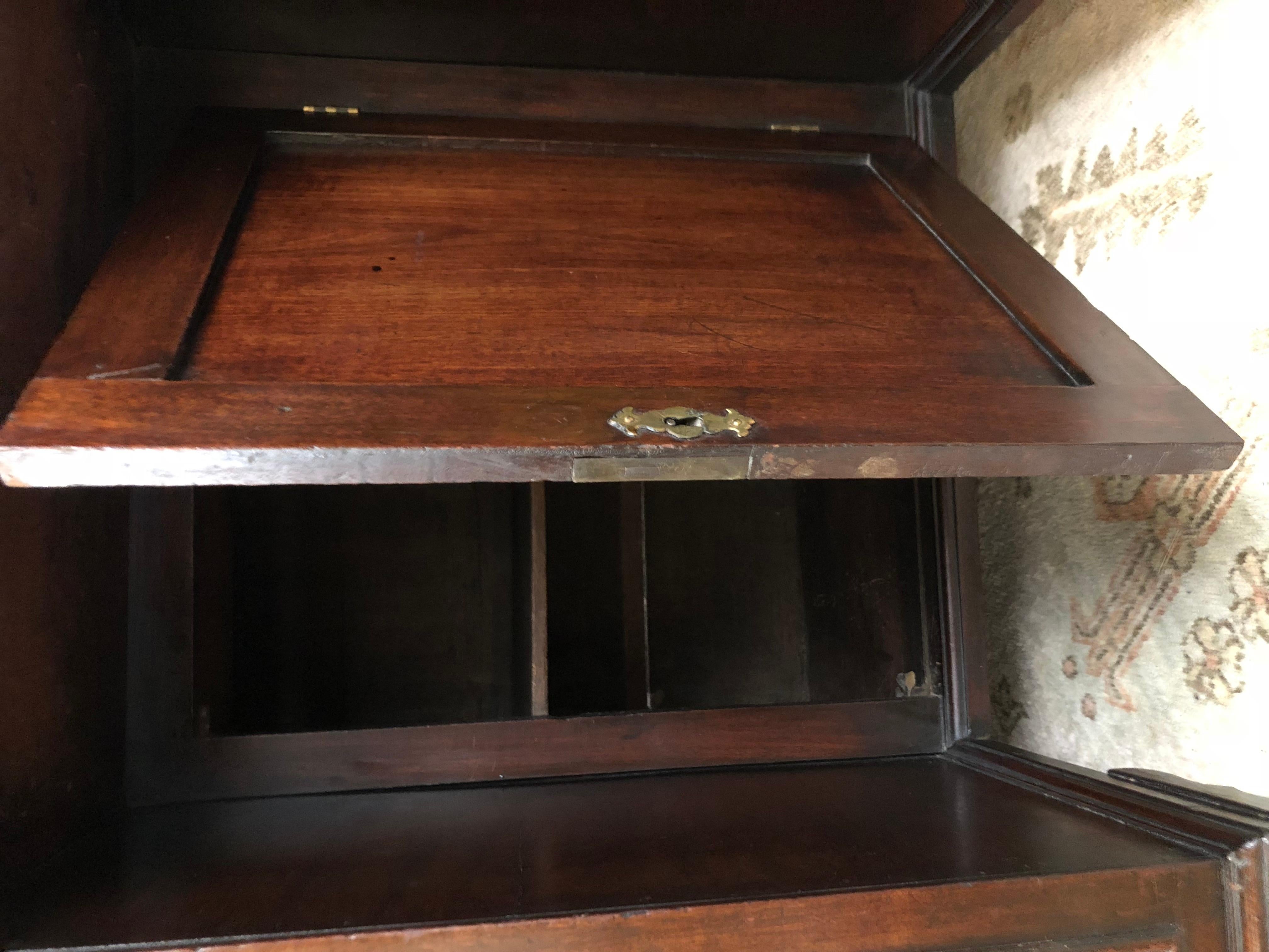 19th Century Regency Kneehole Desk of Mahogany 3