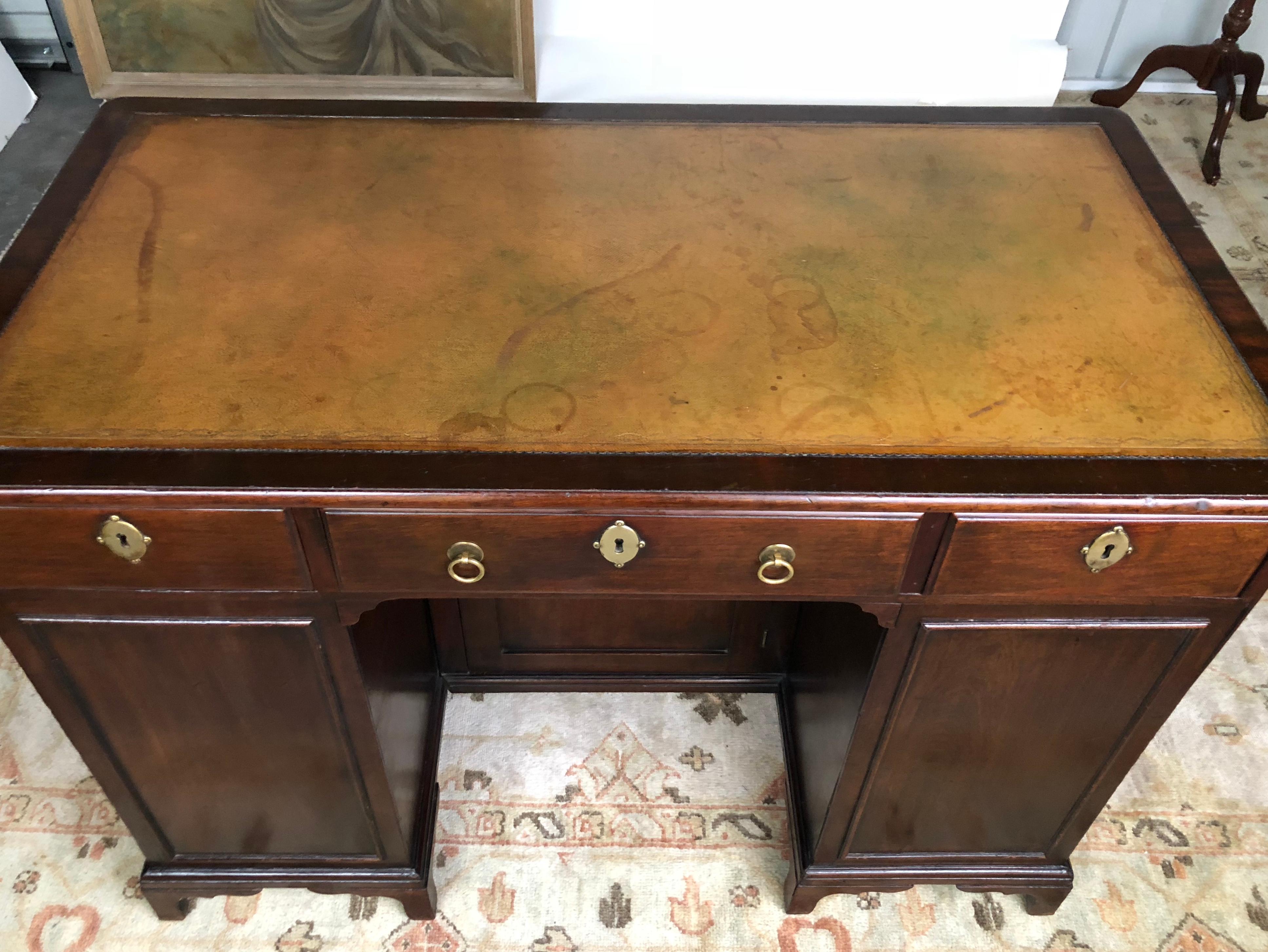 19th Century Regency Kneehole Desk of Mahogany 4