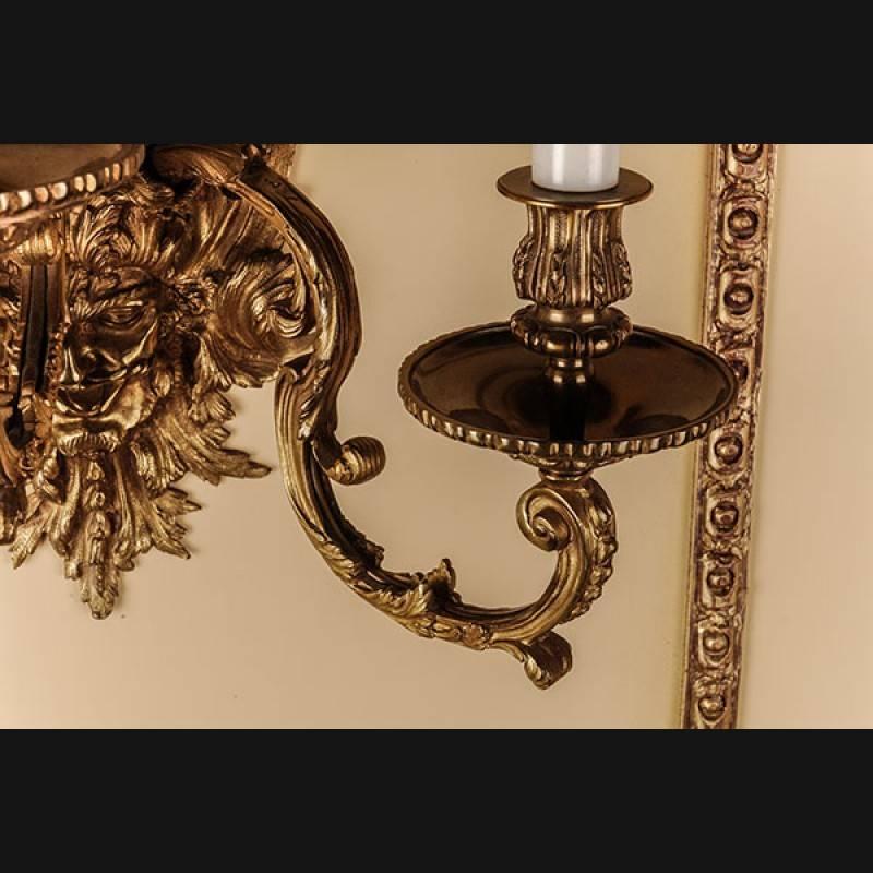 Pair of appliques in the Regence style.
Each three-lobed electrically mounted, bronze gilded, in the form of a mascaron semi-plastically executed, as well as floral decor, in each case three arms in volute form. The high-quality, chased bronze are