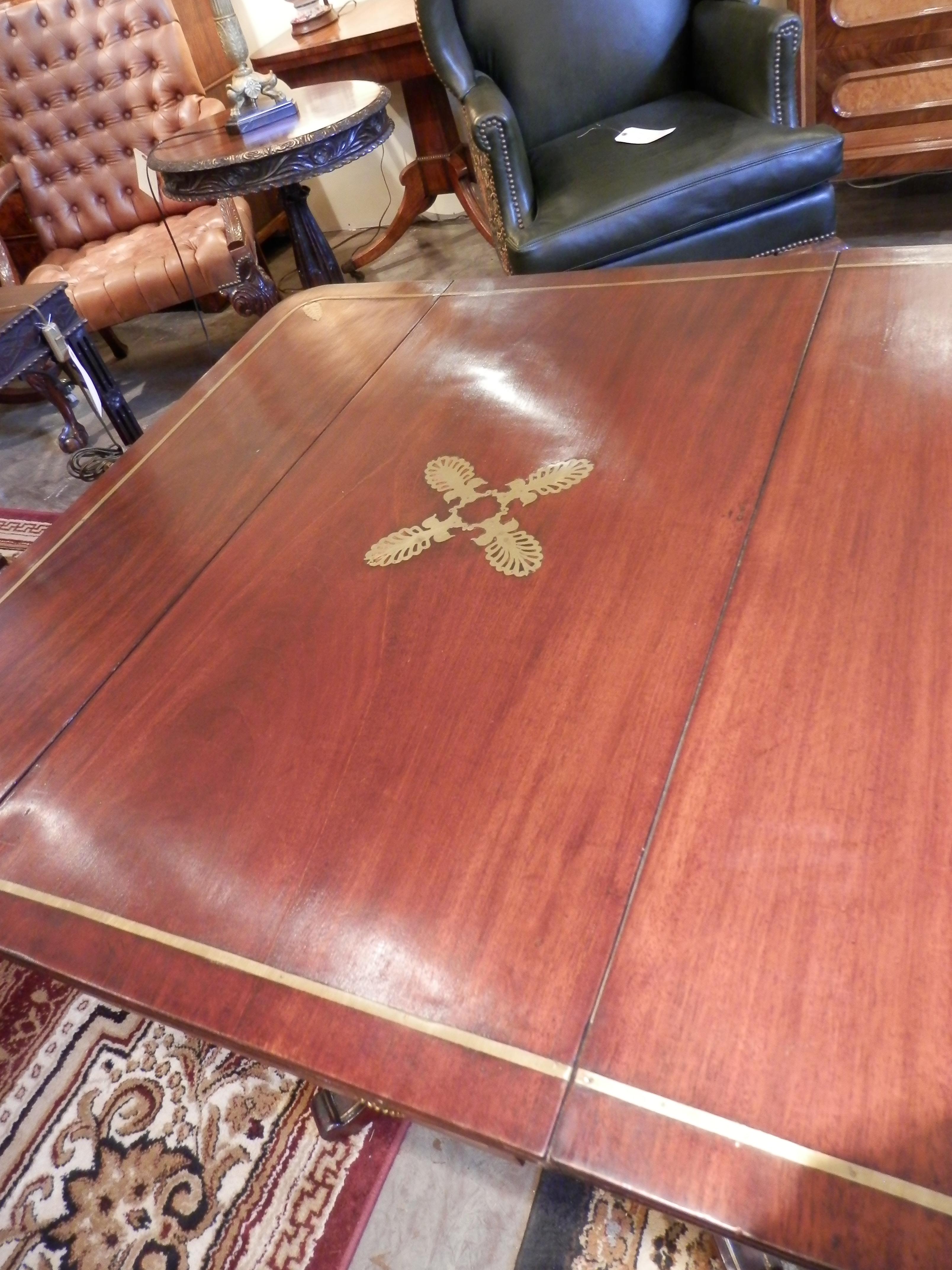 19. Jahrhundert Regency Mahagoni und vergoldetes Messing Intarsien Sofa Tisch im Zustand „Gut“ im Angebot in Dallas, TX
