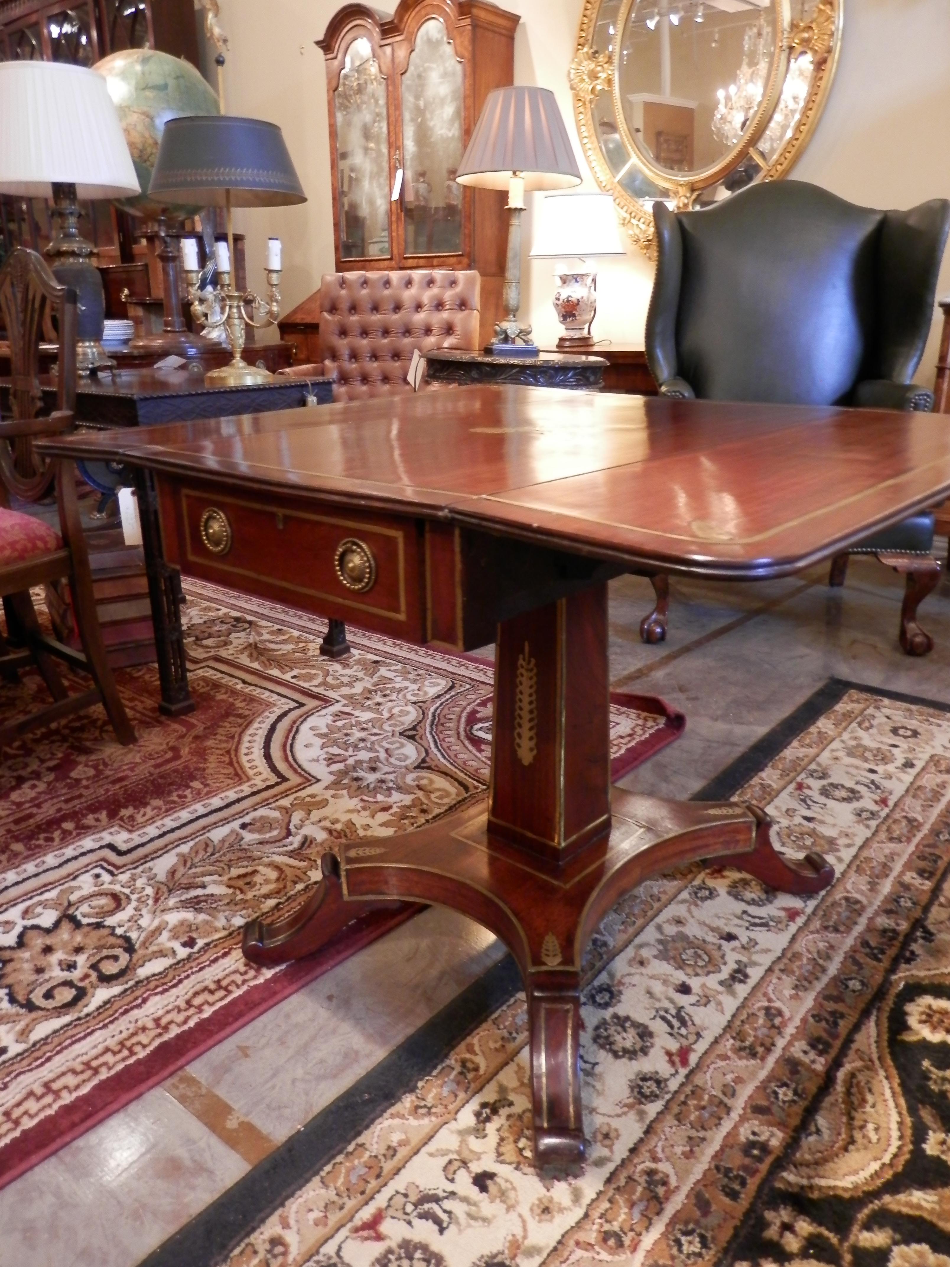 19. Jahrhundert Regency Mahagoni und vergoldetes Messing Intarsien Sofa Tisch im Angebot 1