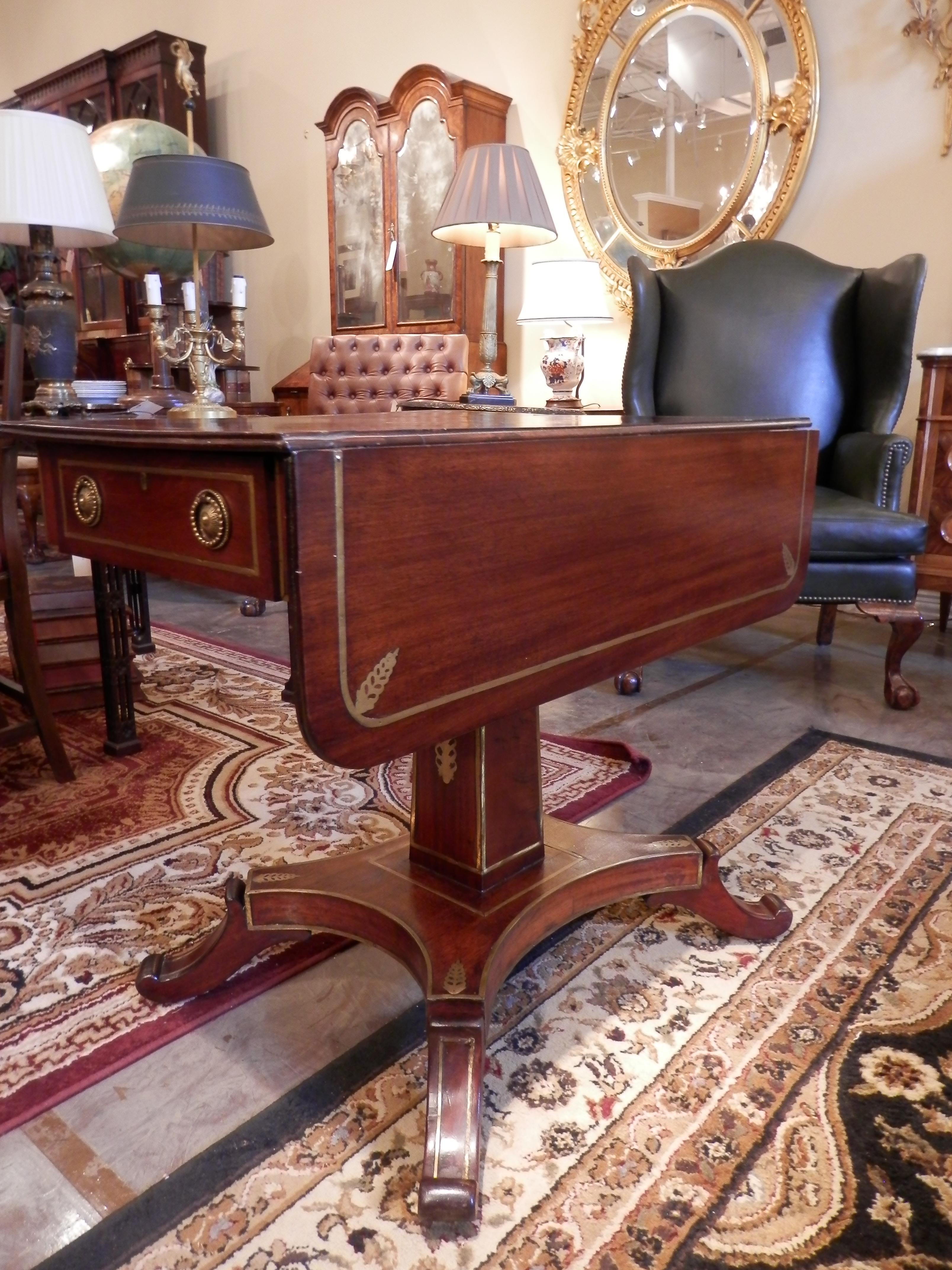19. Jahrhundert Regency Mahagoni und vergoldetes Messing Intarsien Sofa Tisch im Angebot 2