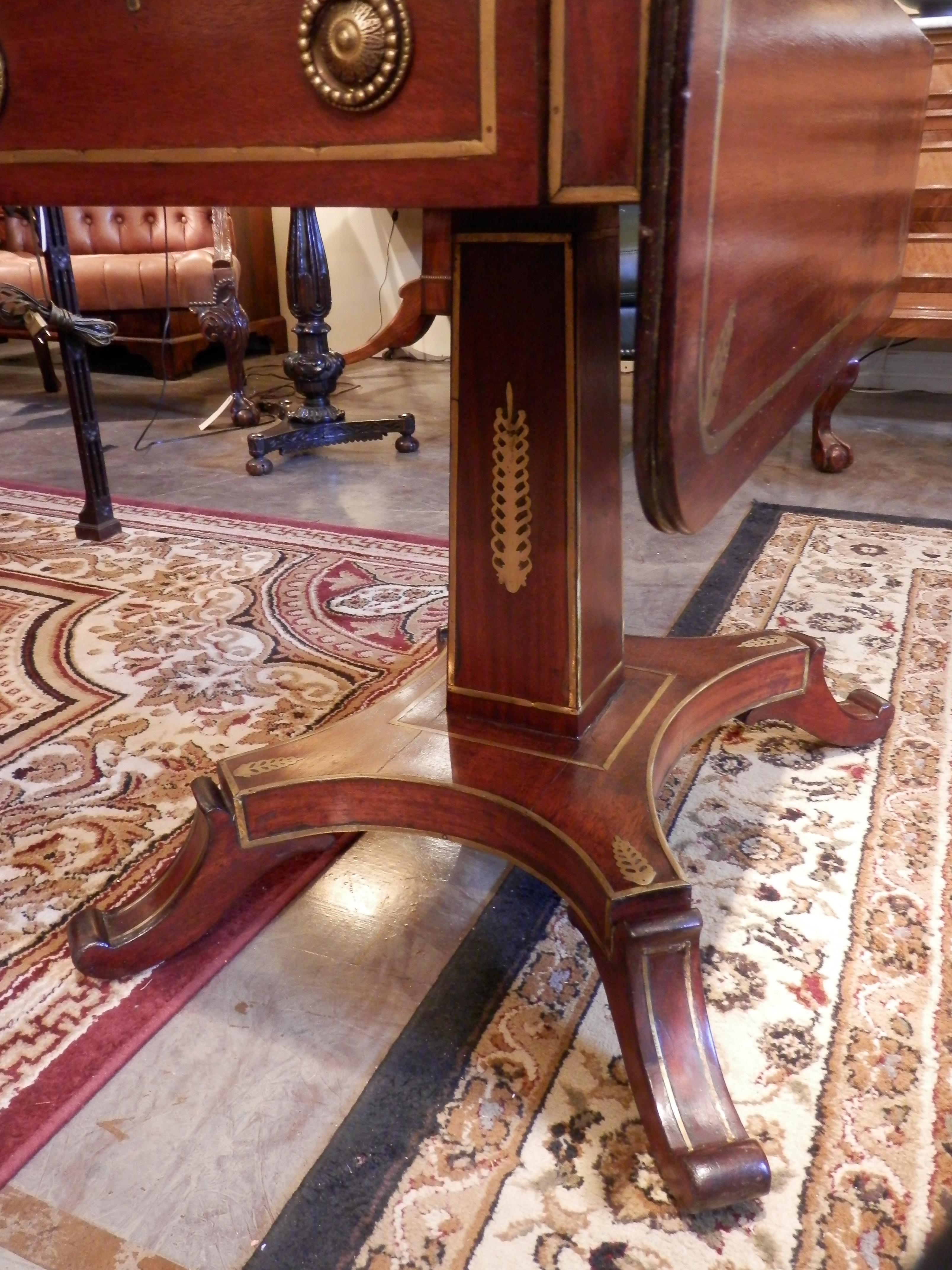 Acajou table de canapé Regency du 19e siècle en acajou et incrustations de laiton doré en vente