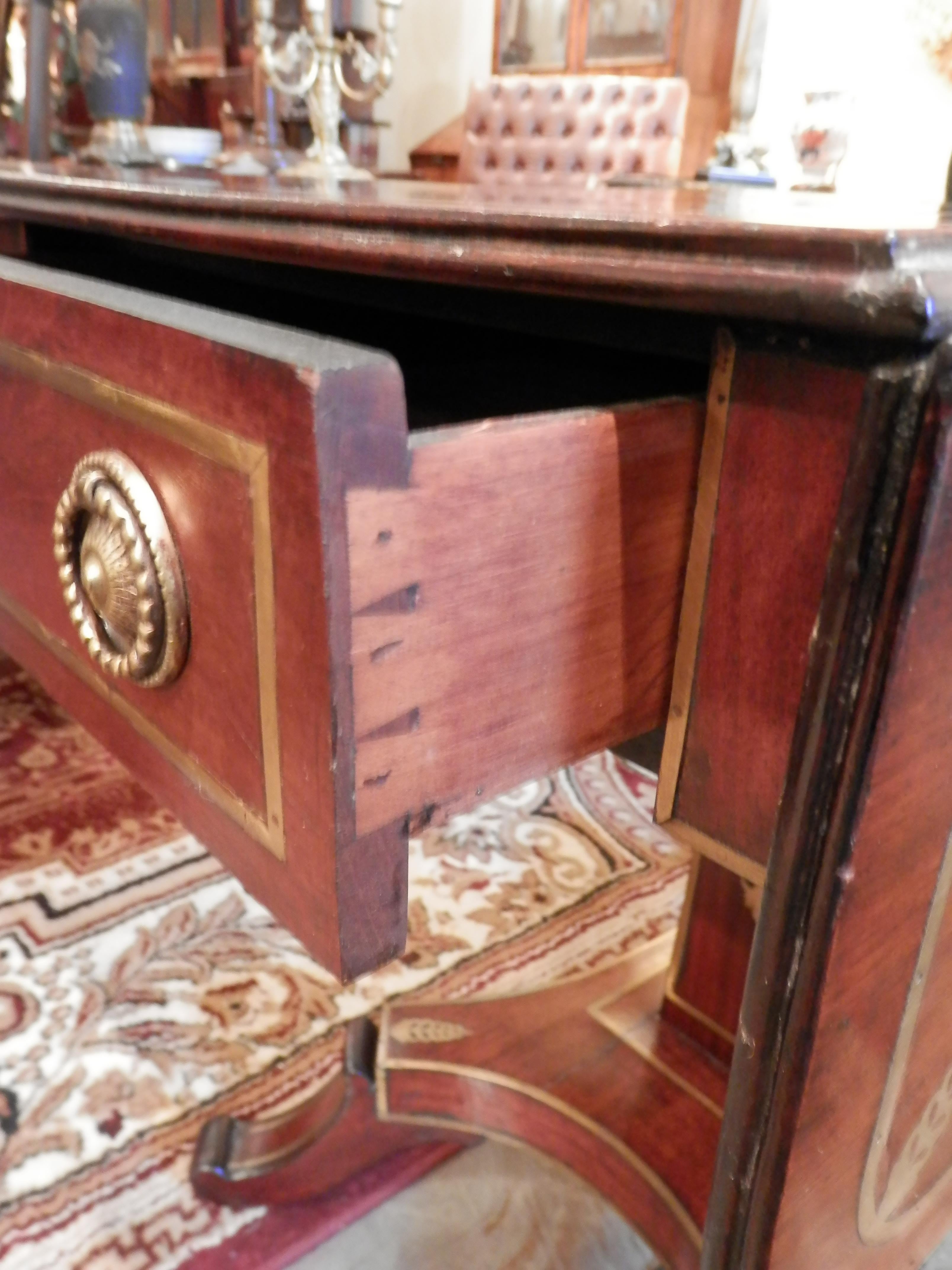 19. Jahrhundert Regency Mahagoni und vergoldetes Messing Intarsien Sofa Tisch im Angebot 4