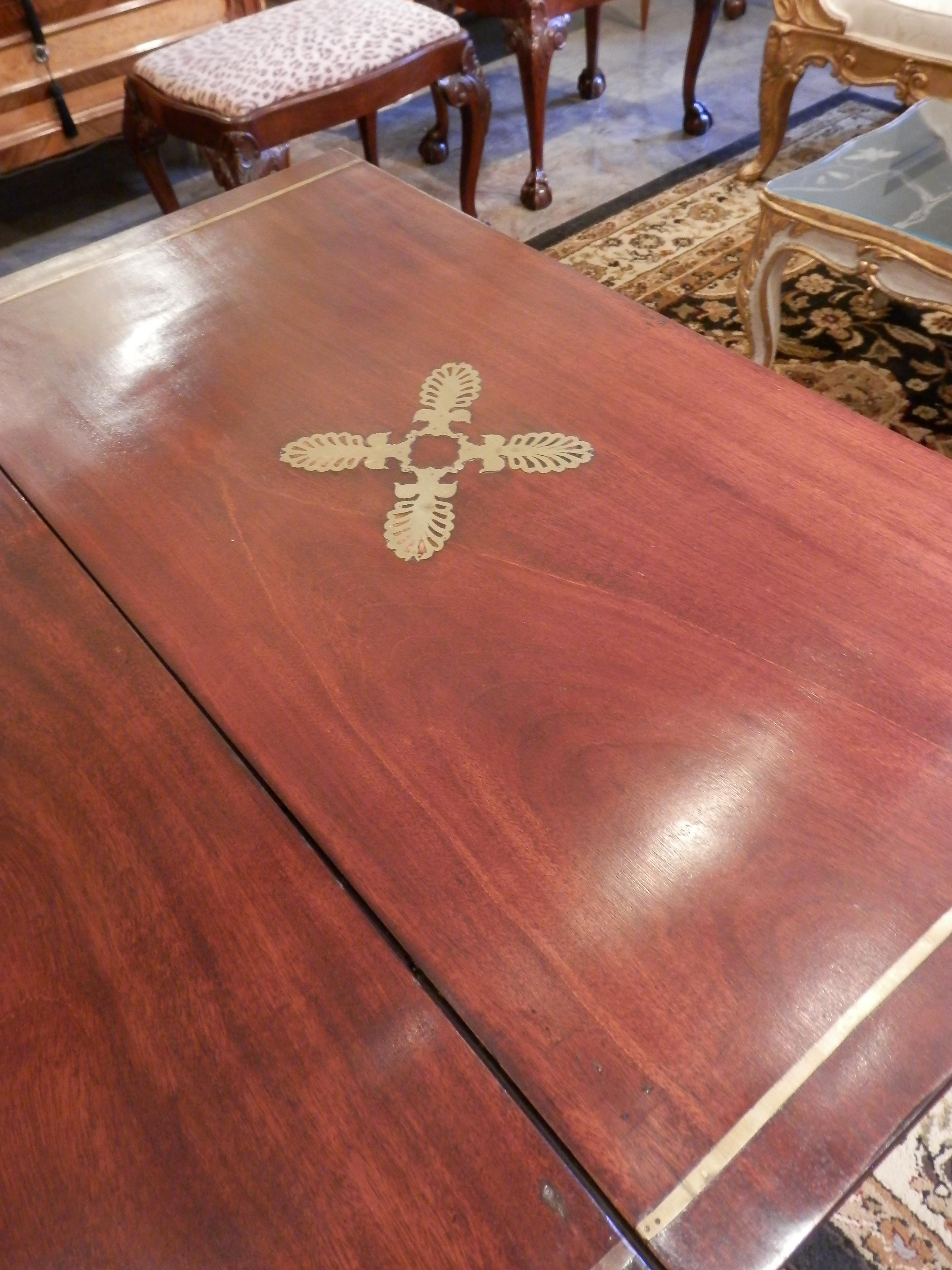 table de canapé Regency du 19e siècle en acajou et incrustations de laiton doré en vente 2