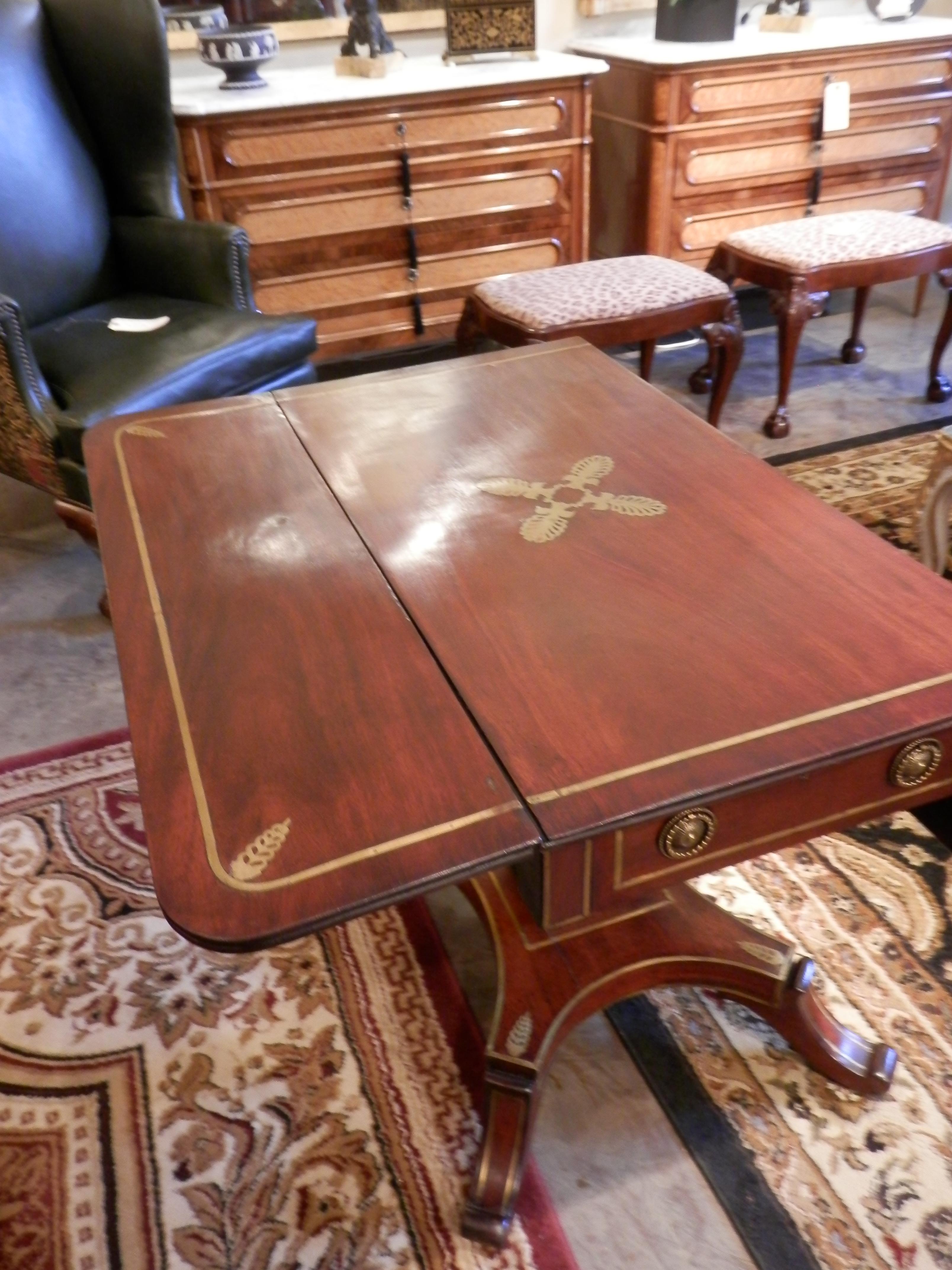 table de canapé Regency du 19e siècle en acajou et incrustations de laiton doré en vente 3