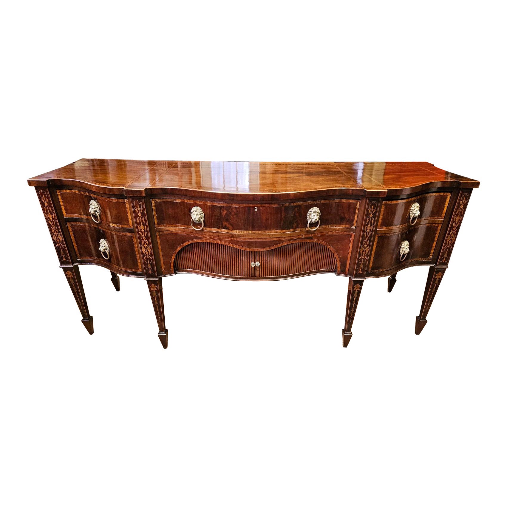 Aparador de caoba de principios del siglo XIX.  Periodo de finales de la Regencia a principios de Guillermo IV.  Hermosas incrustaciones neoclásicas de campanillas y bandas enmarcadas en madera de satén y tulipwood.  Tiradores originales con cabeza