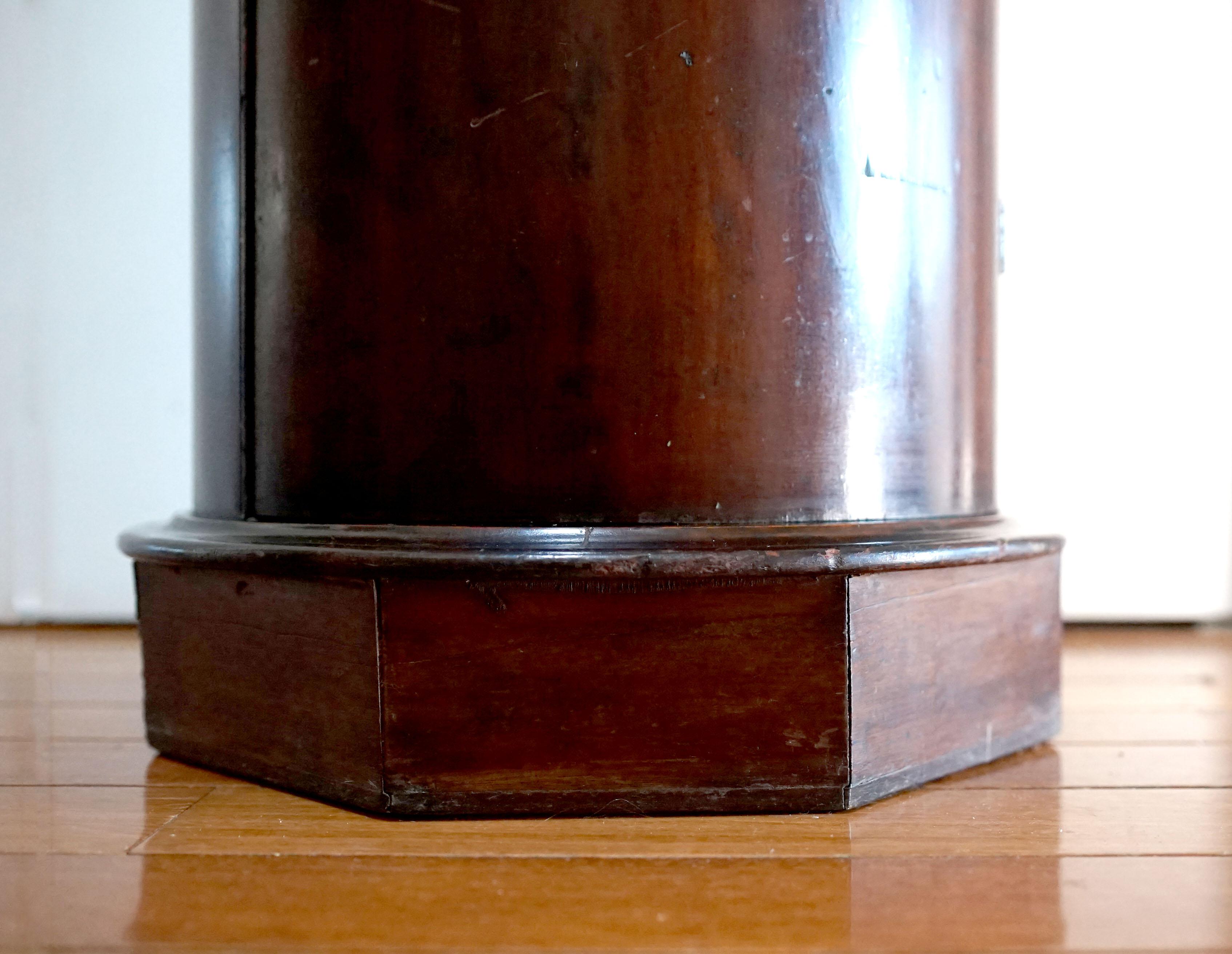 Armoire cylindrique de style Régence du 19ème siècle en acajou et dessus en marbre en vente 2