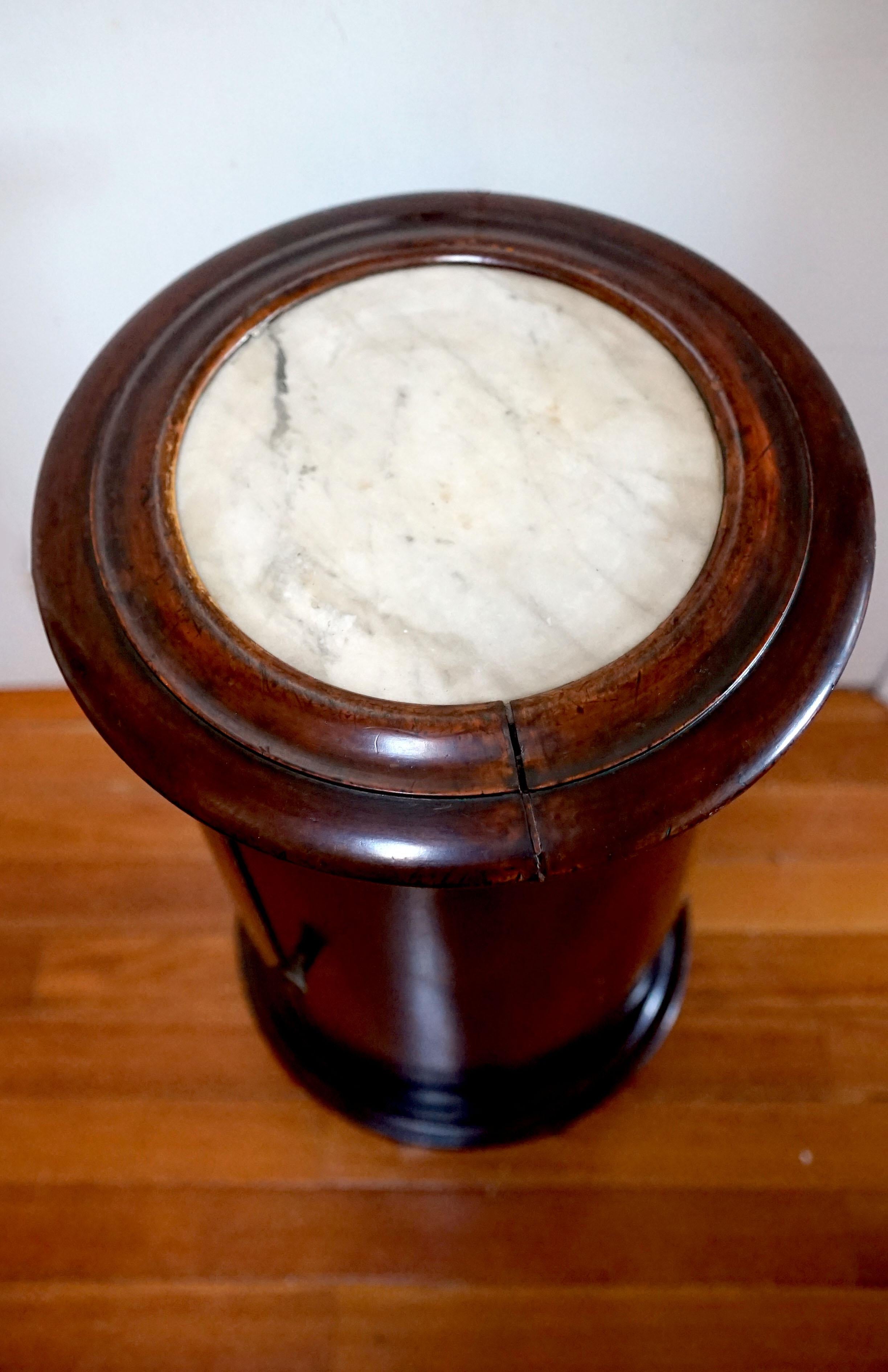 Zylinderschrank aus Mahagoni mit Marmorplatte aus dem 19. Jahrhundert im Angebot 5