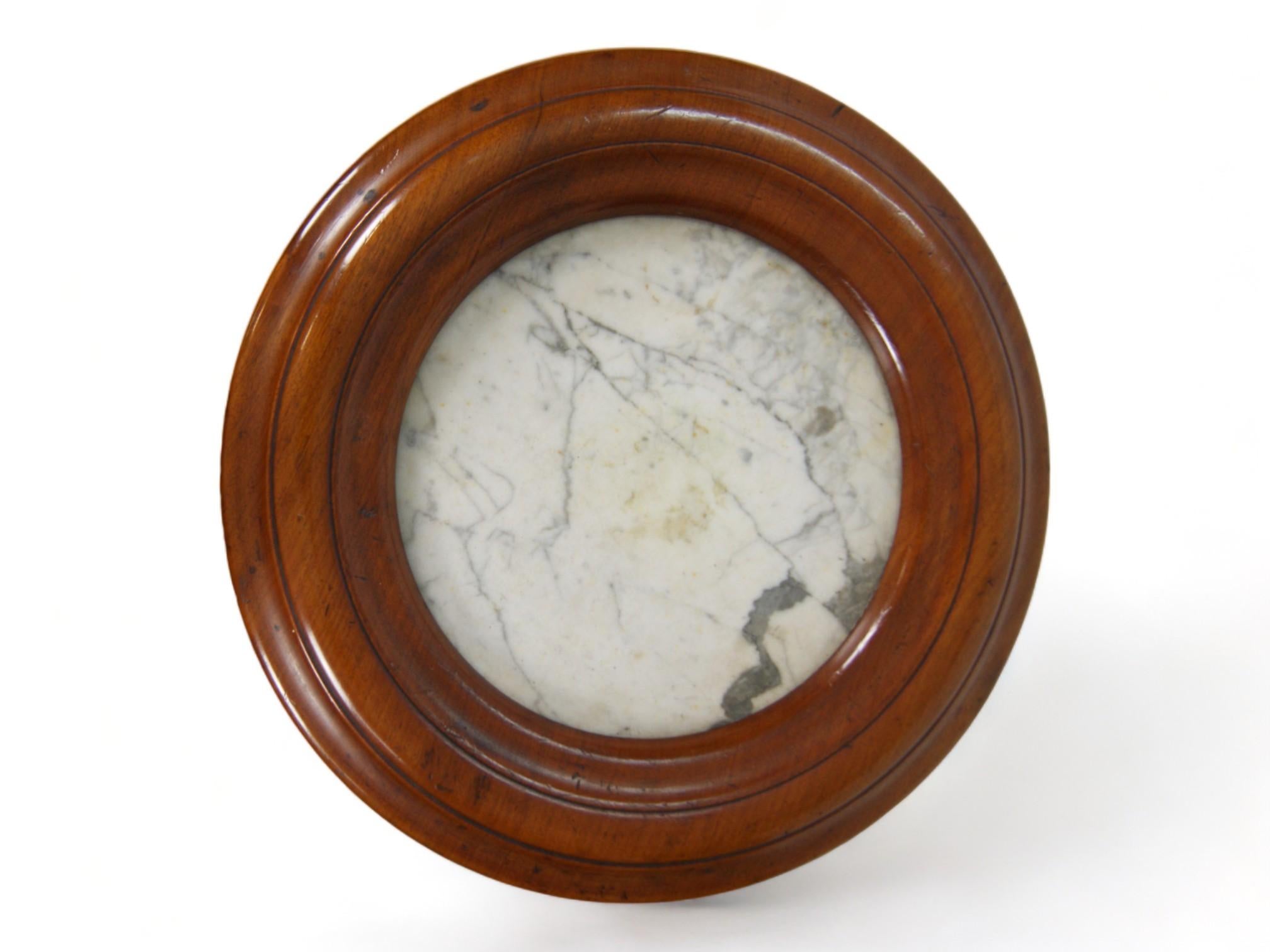 La table circulaire, méticuleusement fabriquée à la main au XIXe siècle, est un chef-d'œuvre qui se distingue par son charme unique et sa facture exceptionnelle. Avec un plateau en marbre qui ajoute élégance et durabilité, cette table est une