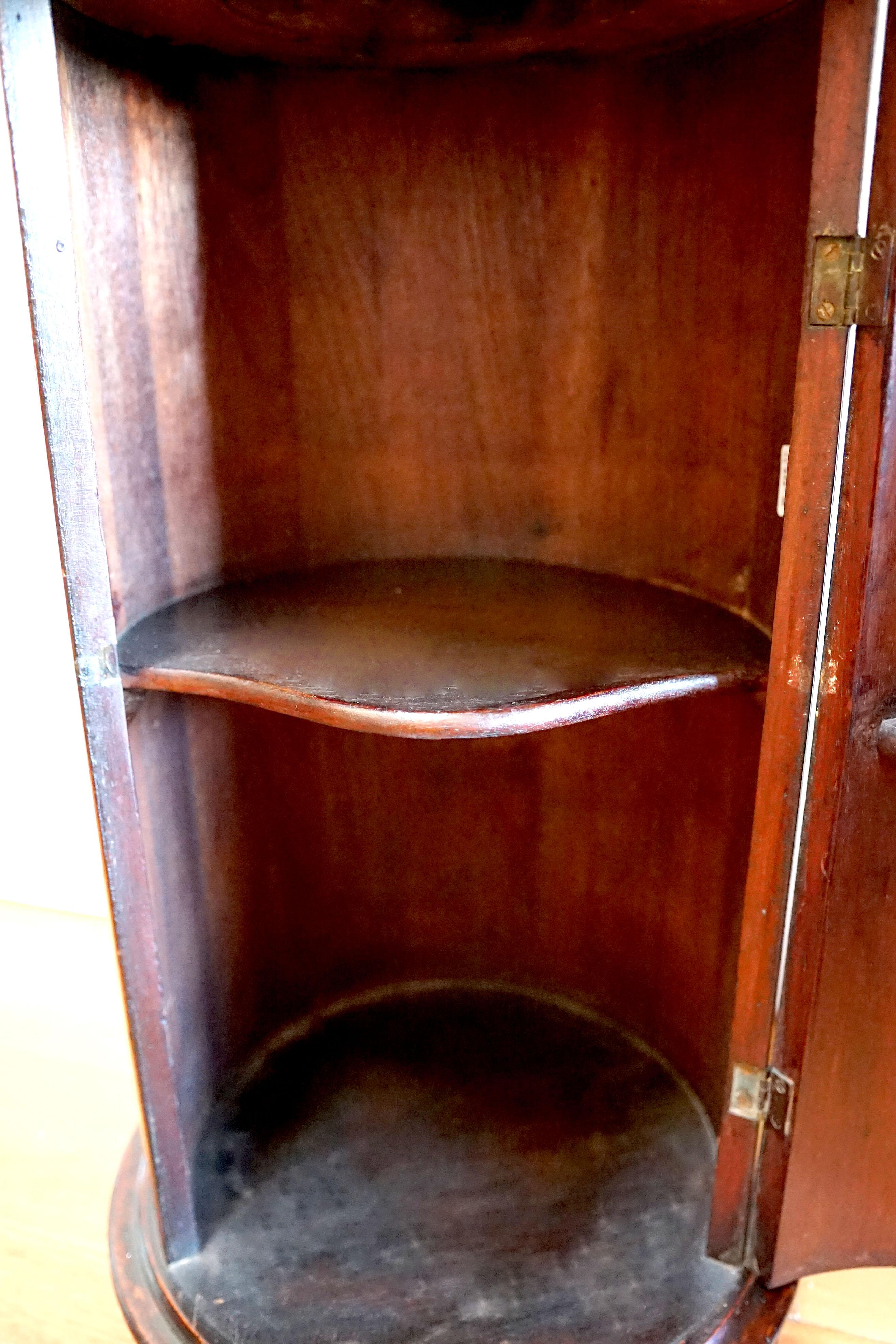 Zylinderschrank aus Mahagoni mit Marmorplatte aus dem 19. Jahrhundert im Zustand „Relativ gut“ im Angebot in Lomita, CA