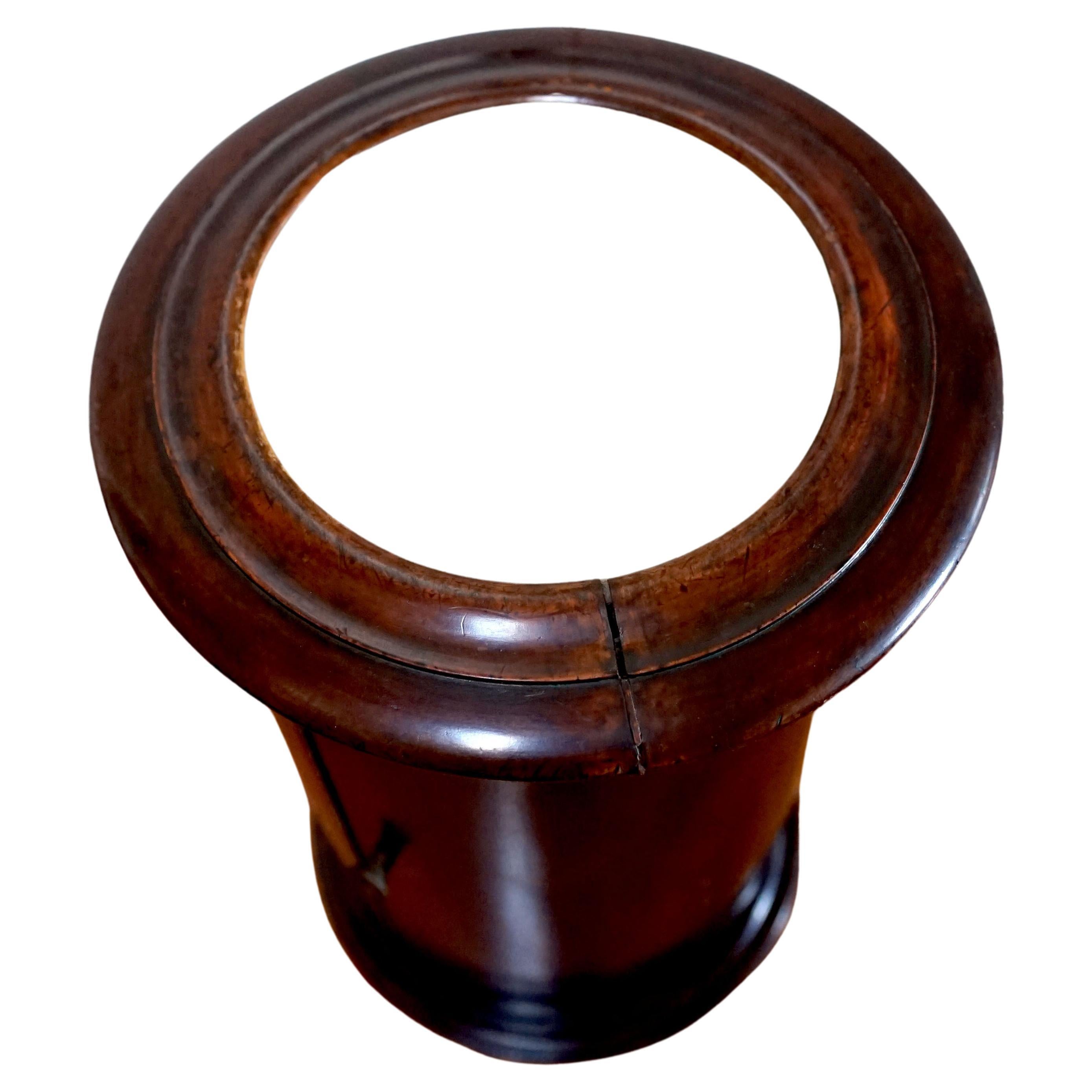 Zylinderschrank aus Mahagoni mit Marmorplatte aus dem 19. Jahrhundert im Angebot