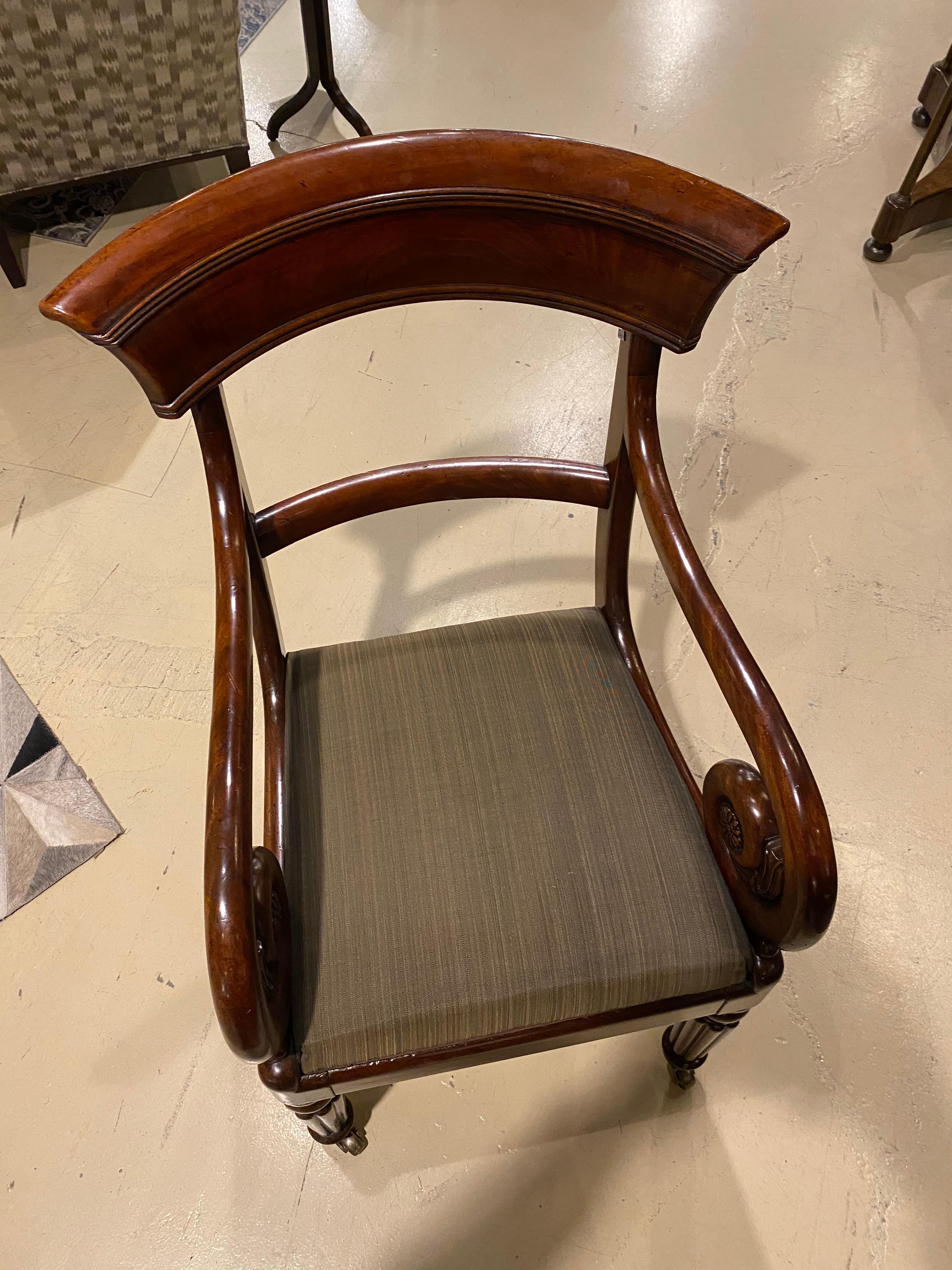 Regency des 19. Jahrhunderts  Sessel mit geschwungenen Armlehnen, englisch im Zustand „Gut“ im Angebot in Toronto, CA