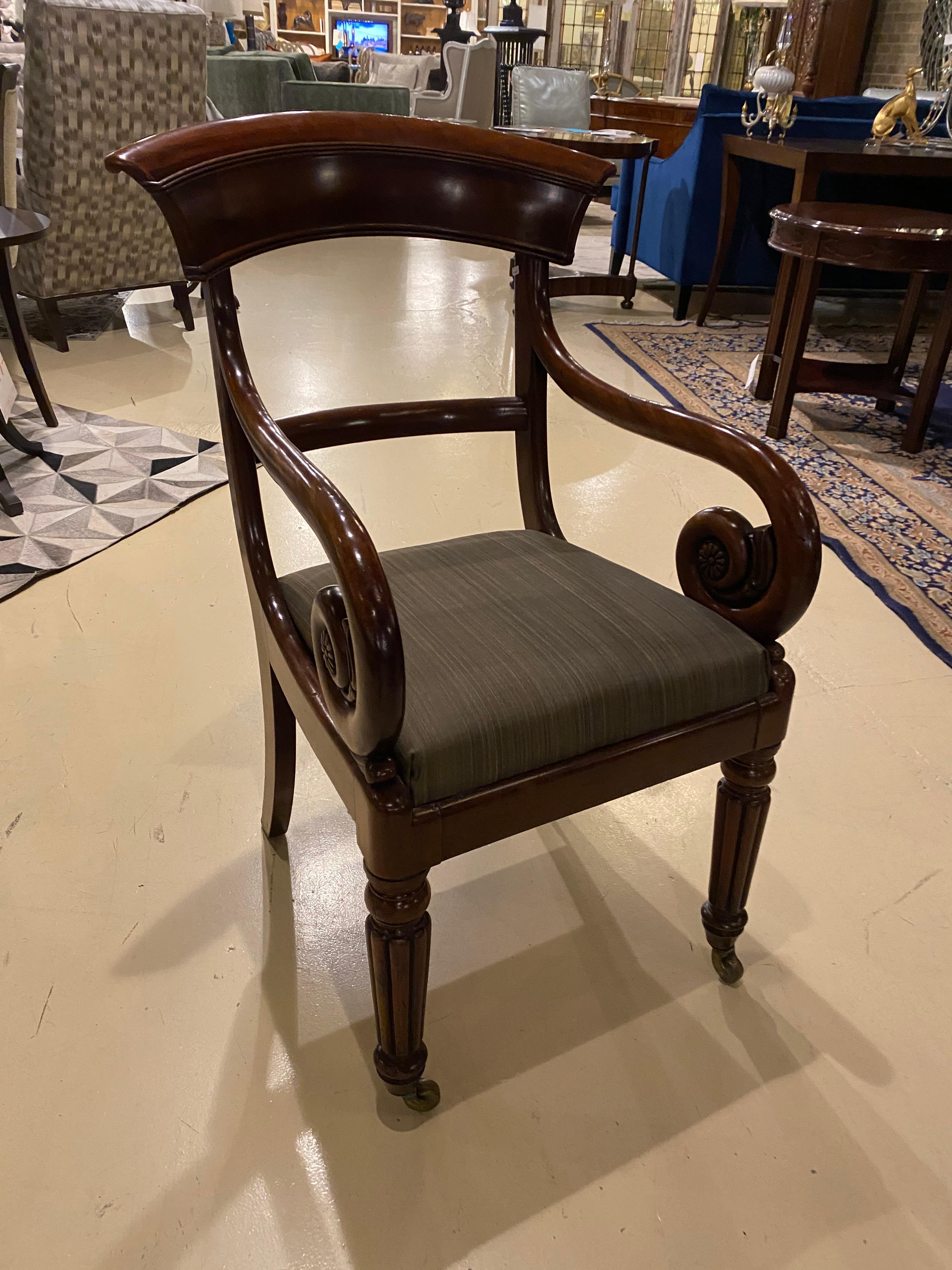 Regency des 19. Jahrhunderts  Sessel mit geschwungenen Armlehnen, englisch im Angebot 3