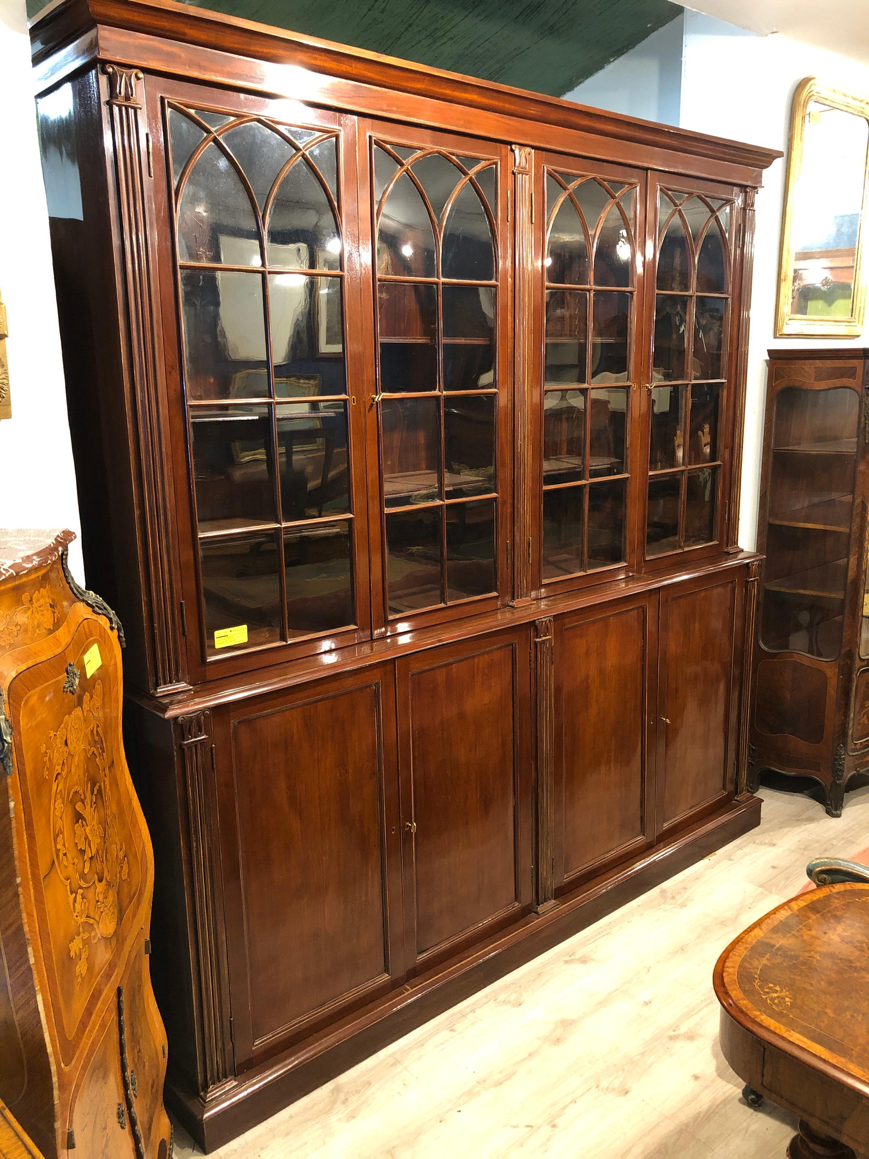 English four-door bookcase in mahogany, Regency period, circa 1820. Cabinet with four doors, above glass, under closed with wooden panel. In good condition, some small defections on glass and wood.
Carvings of excellent workmanship.