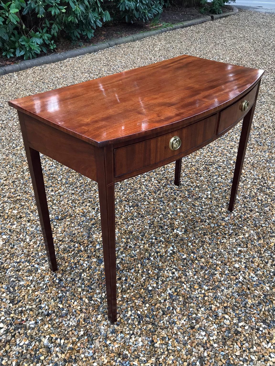 19th Century Regency Mahogany Bow Fronted Side Table (Handgefertigt)