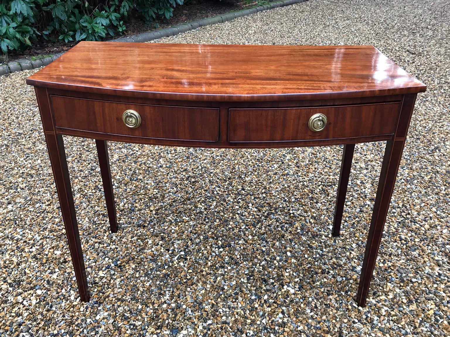 19th Century Regency Mahogany Bow Fronted Side Table im Zustand „Hervorragend“ in Richmond, London, Surrey
