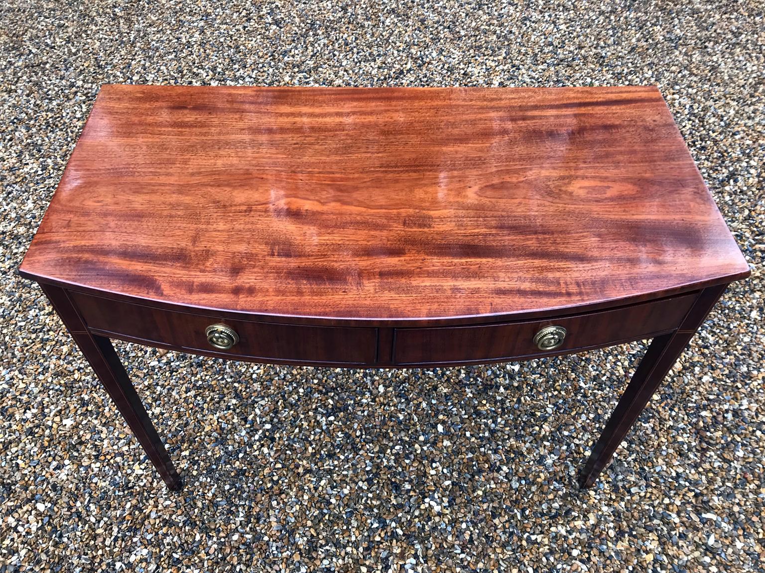 19th Century Regency Mahogany Bow Fronted Side Table (19. Jahrhundert)