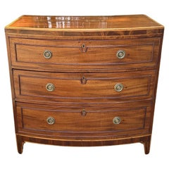 Commode en acajou de style Régence du 19e siècle à façade en arc de cercle