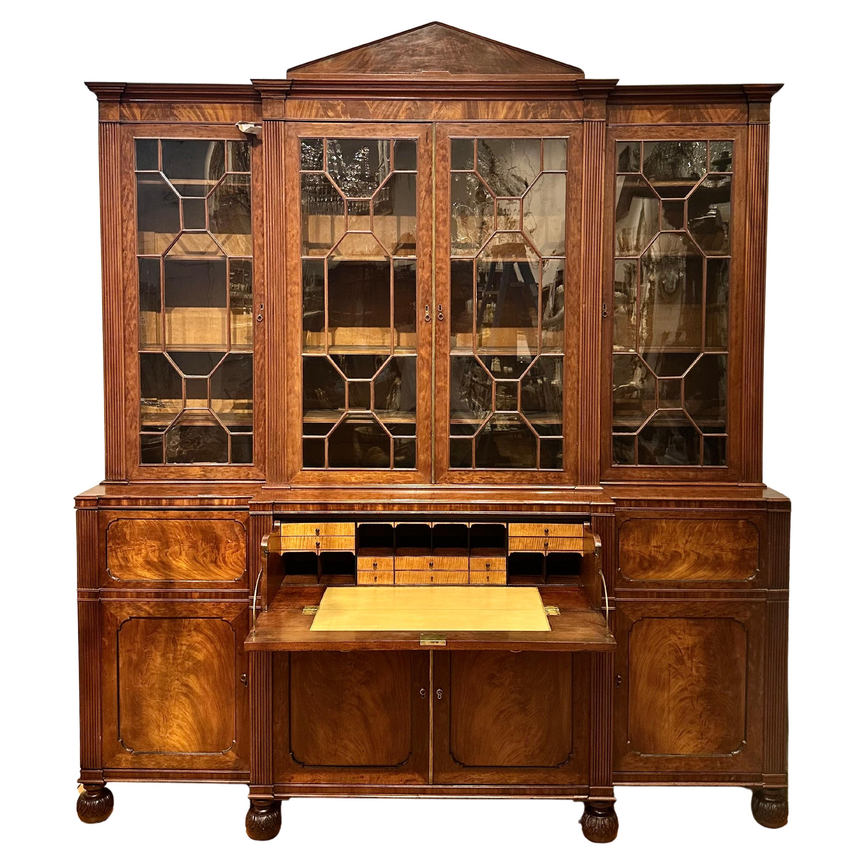 Frontale in mogano di William IV o della tarda Reggenza dell'inizio del XIX secolo.  Cassa a colonne scanalate con frontalino in vetro a quattro ante.   Fondo con ante a pannelli e tiretti originali a testa di leone.  Il cassetto centrale rivela una