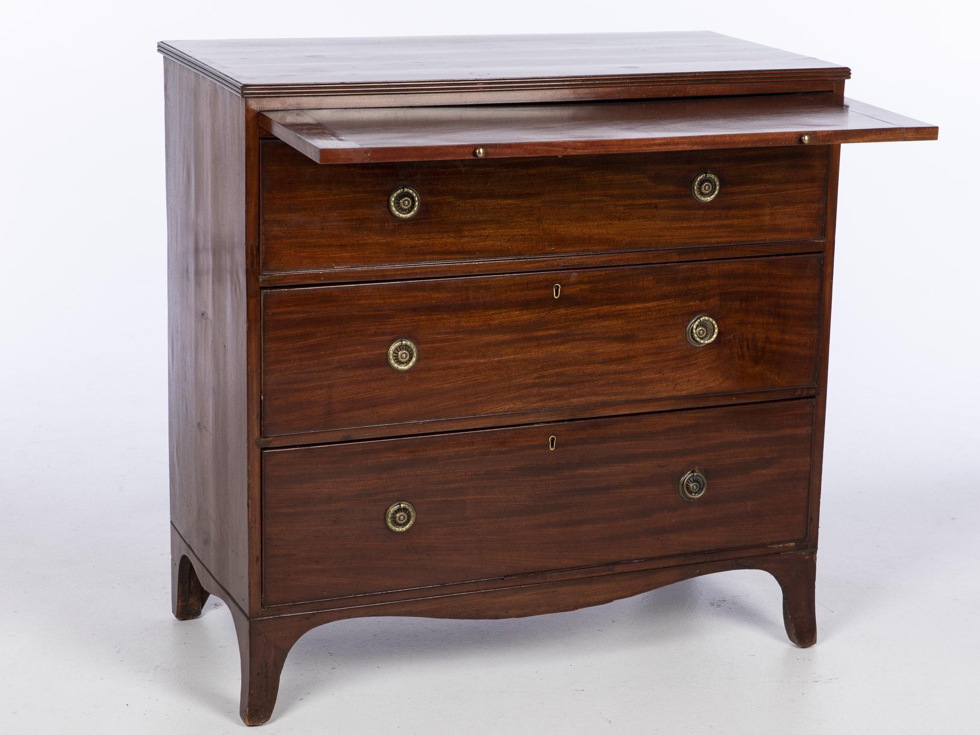 19th century Regency mahogany chest of drawers. The top is a standard rectangular shape that sits over three drawers and a pull-out tray. The chest stands on splayed bracket-shaped feet.
Condition: Overall good condition, old marks and scratches,