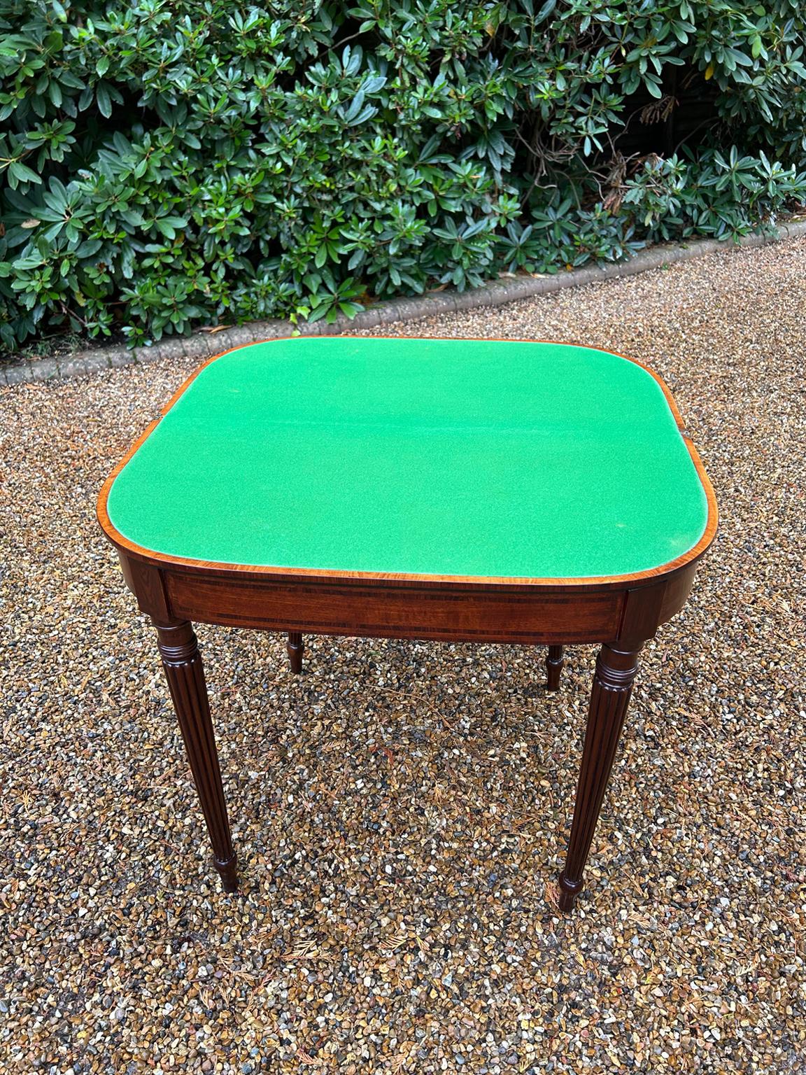 Table à cartes en forme de D en acajou de style Régence du 19e siècle en vente 2