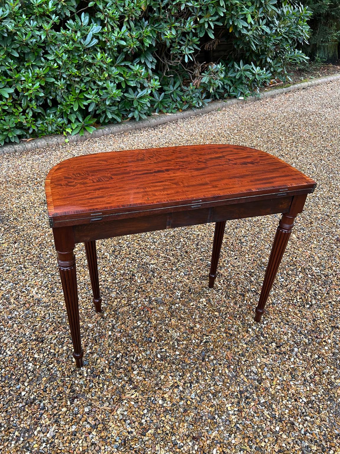 Table à cartes en forme de D en acajou de style Régence du 19e siècle en vente 4