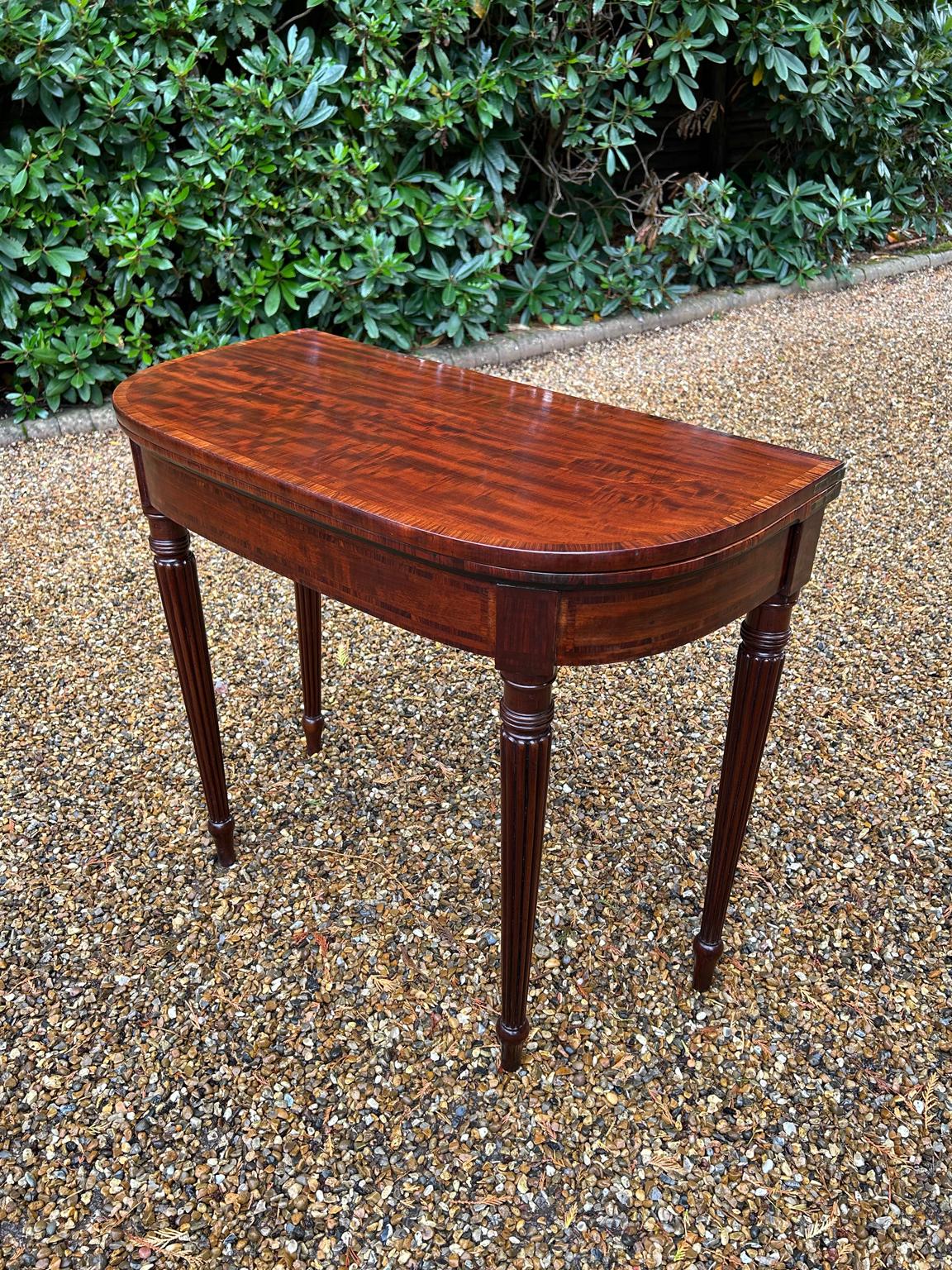 Anglais Table à cartes en forme de D en acajou de style Régence du 19e siècle en vente