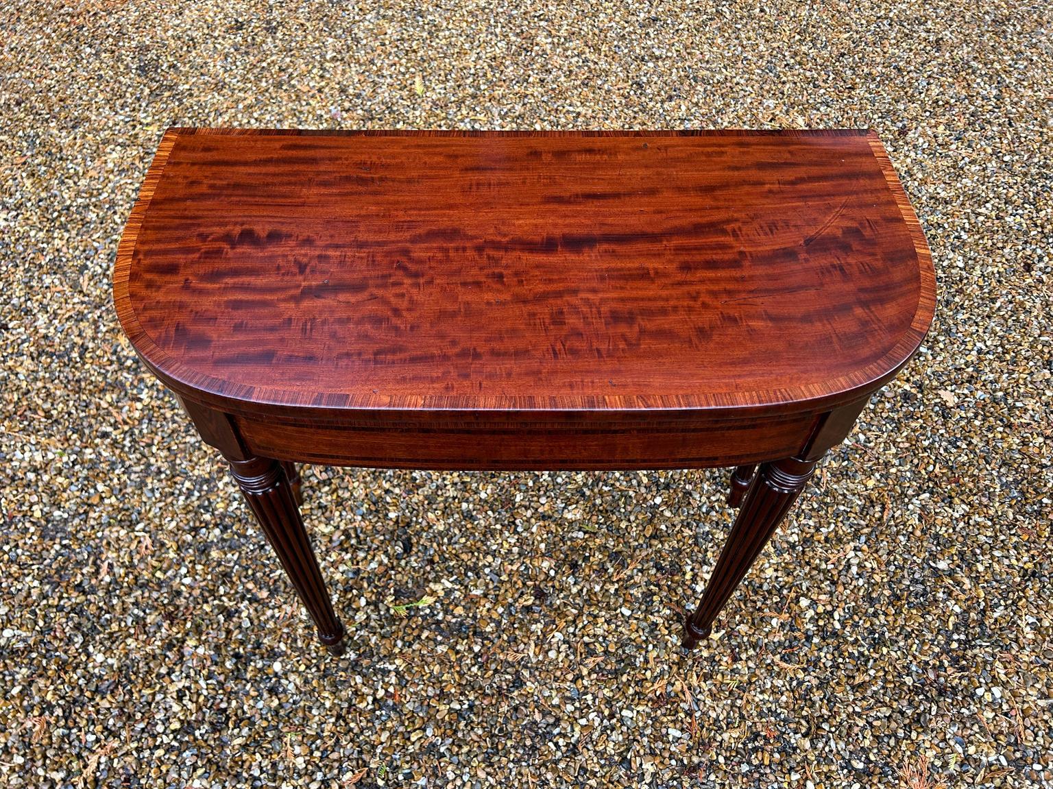 Fait main Table à cartes en forme de D en acajou de style Régence du 19e siècle en vente