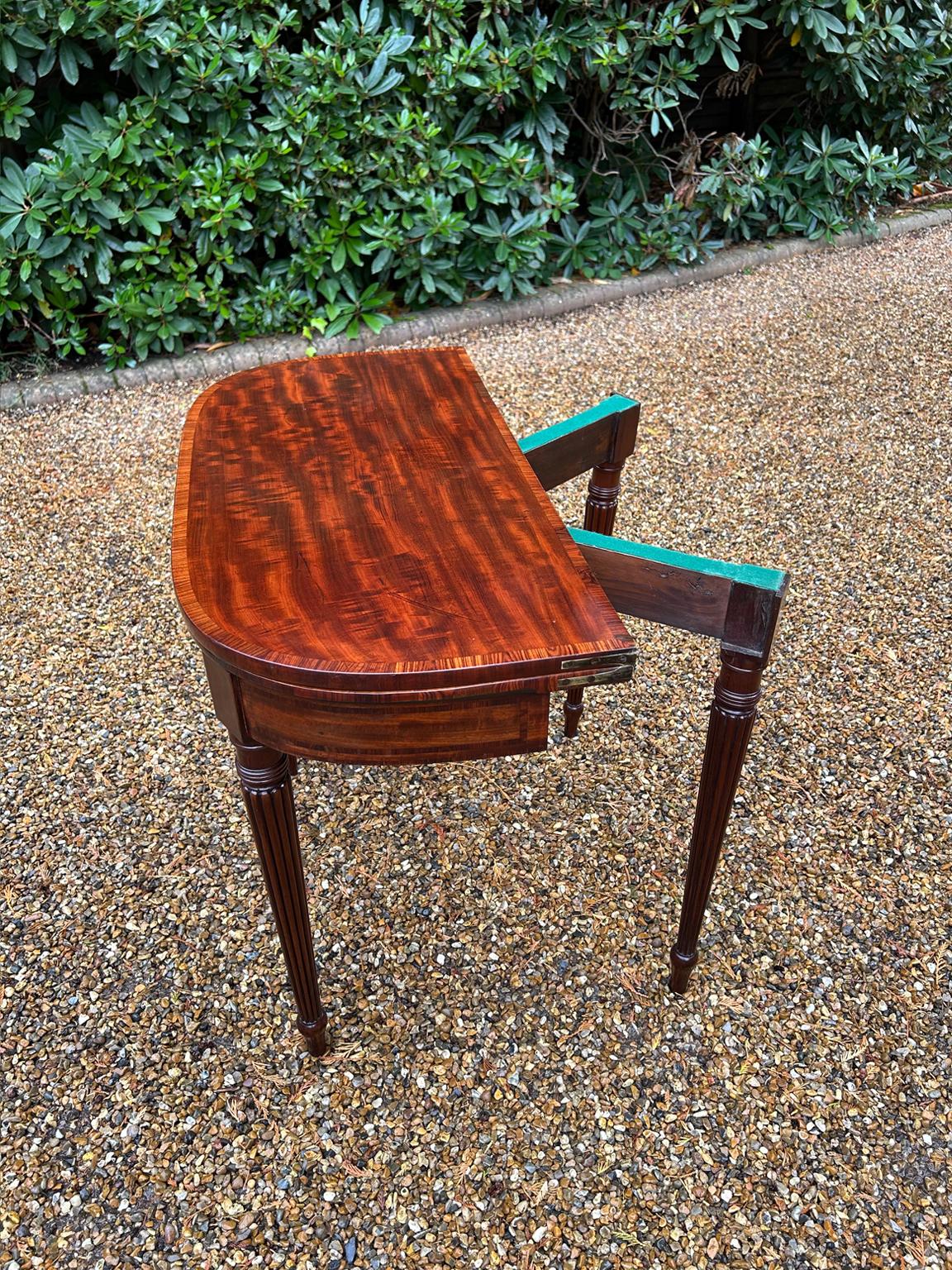 Acajou Table à cartes en forme de D en acajou de style Régence du 19e siècle en vente