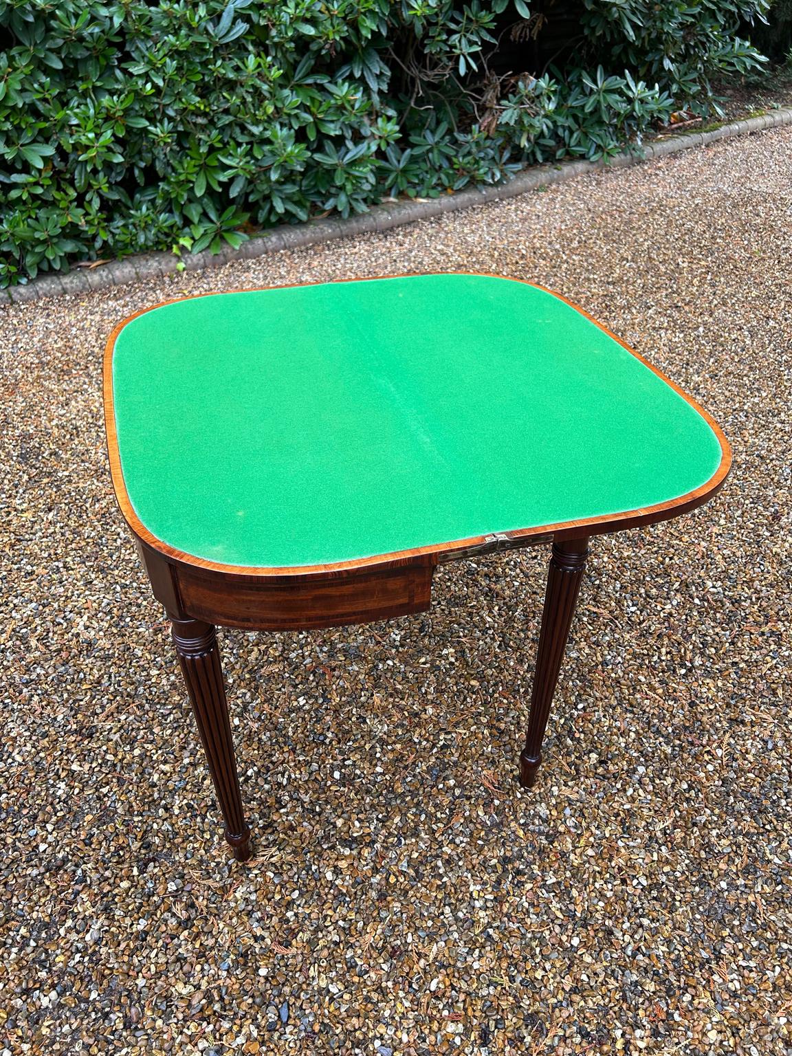 Table à cartes en forme de D en acajou de style Régence du 19e siècle en vente 1
