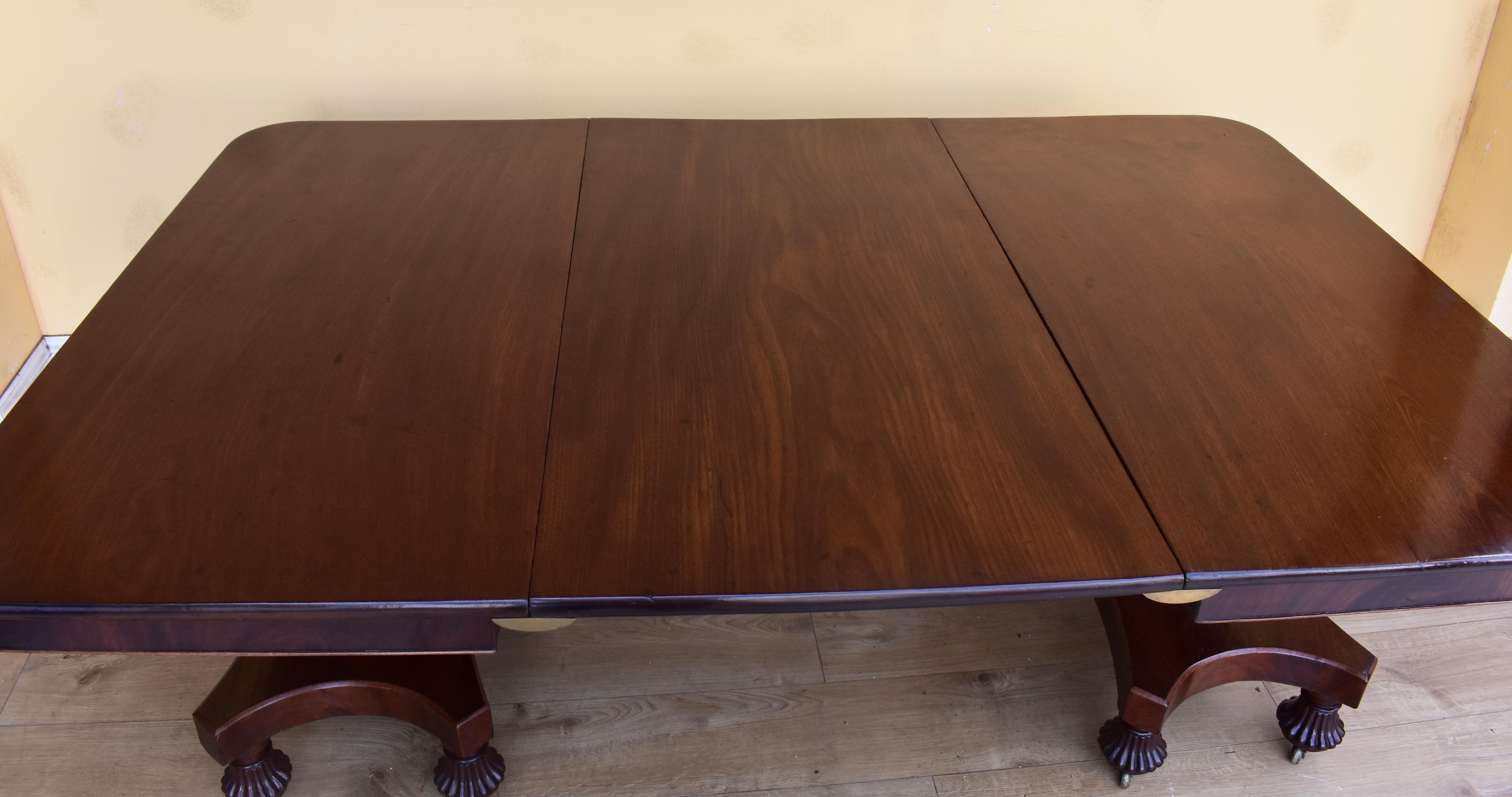 Regency Table de salle à manger de style Régence en acajou du XIXe siècle en vente